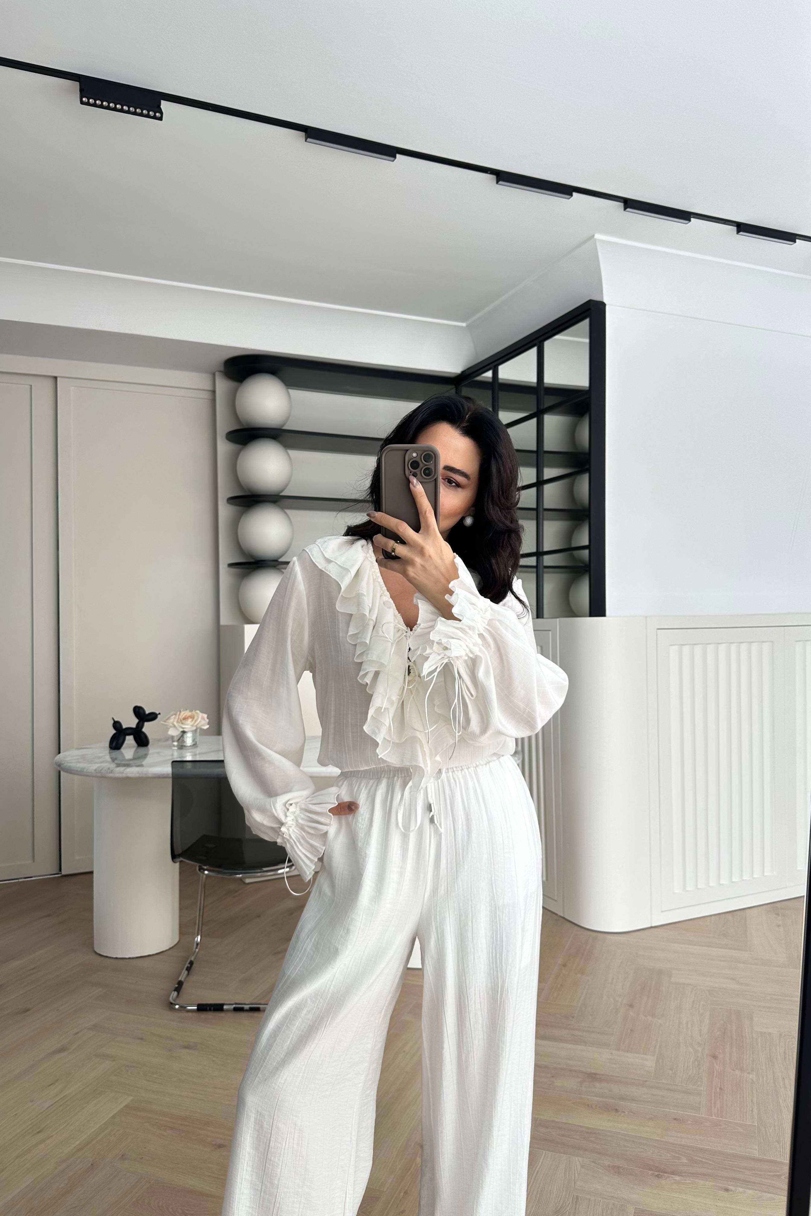 Ekru V Yaka Fırfır Detaylı Gömlek