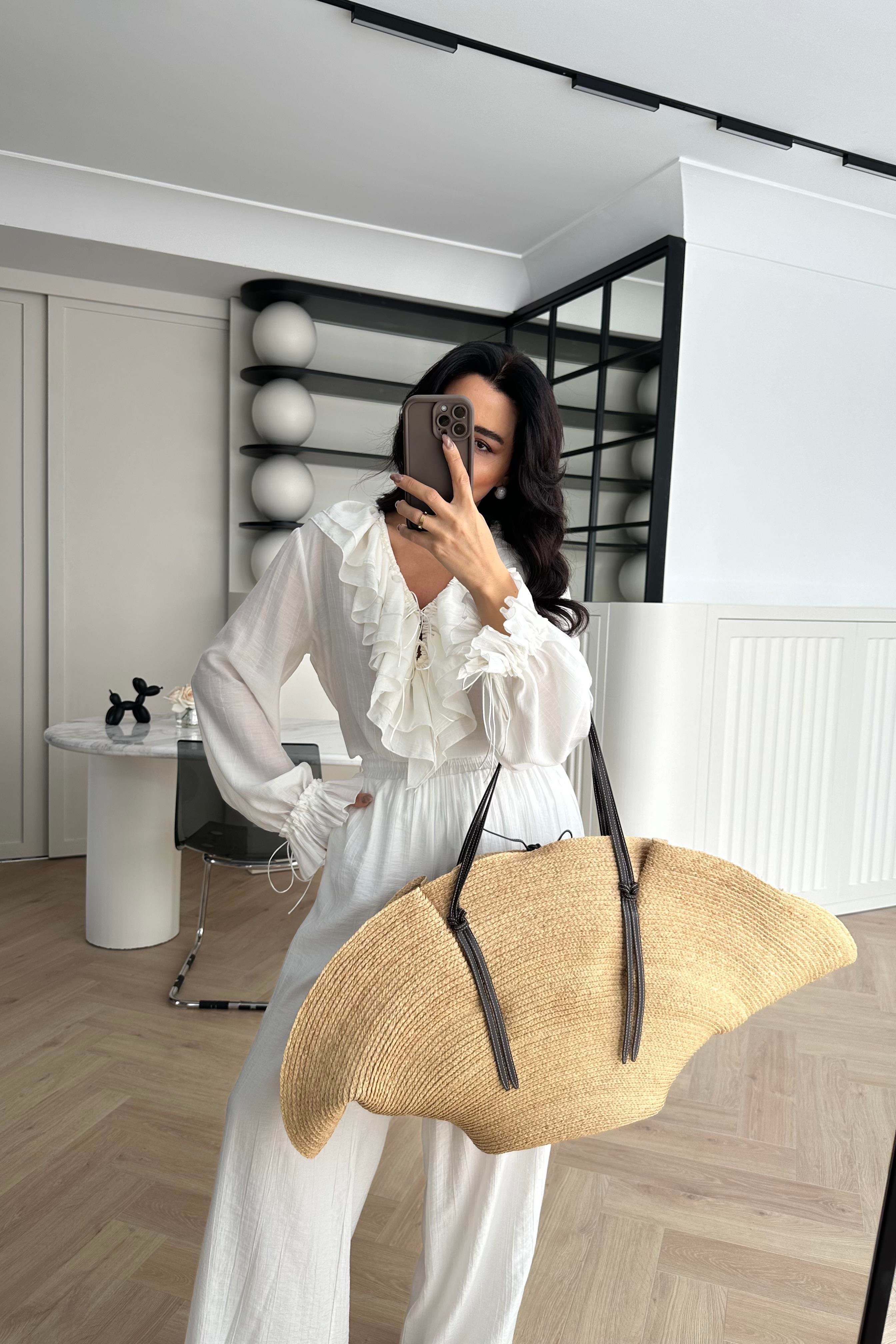 Ekru V Yaka Fırfır Detaylı Gömlek