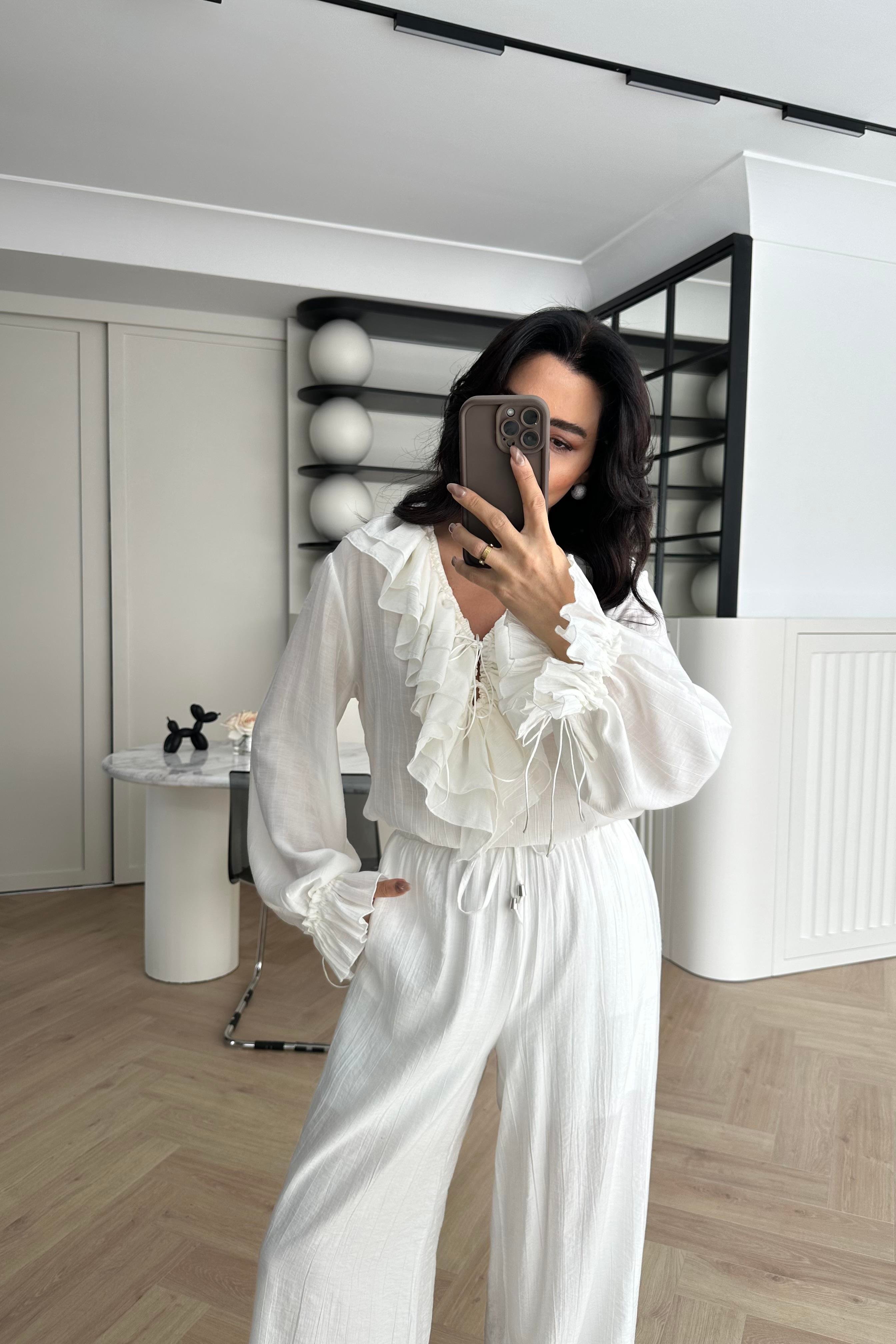 Ekru V Yaka Fırfır Detaylı Gömlek