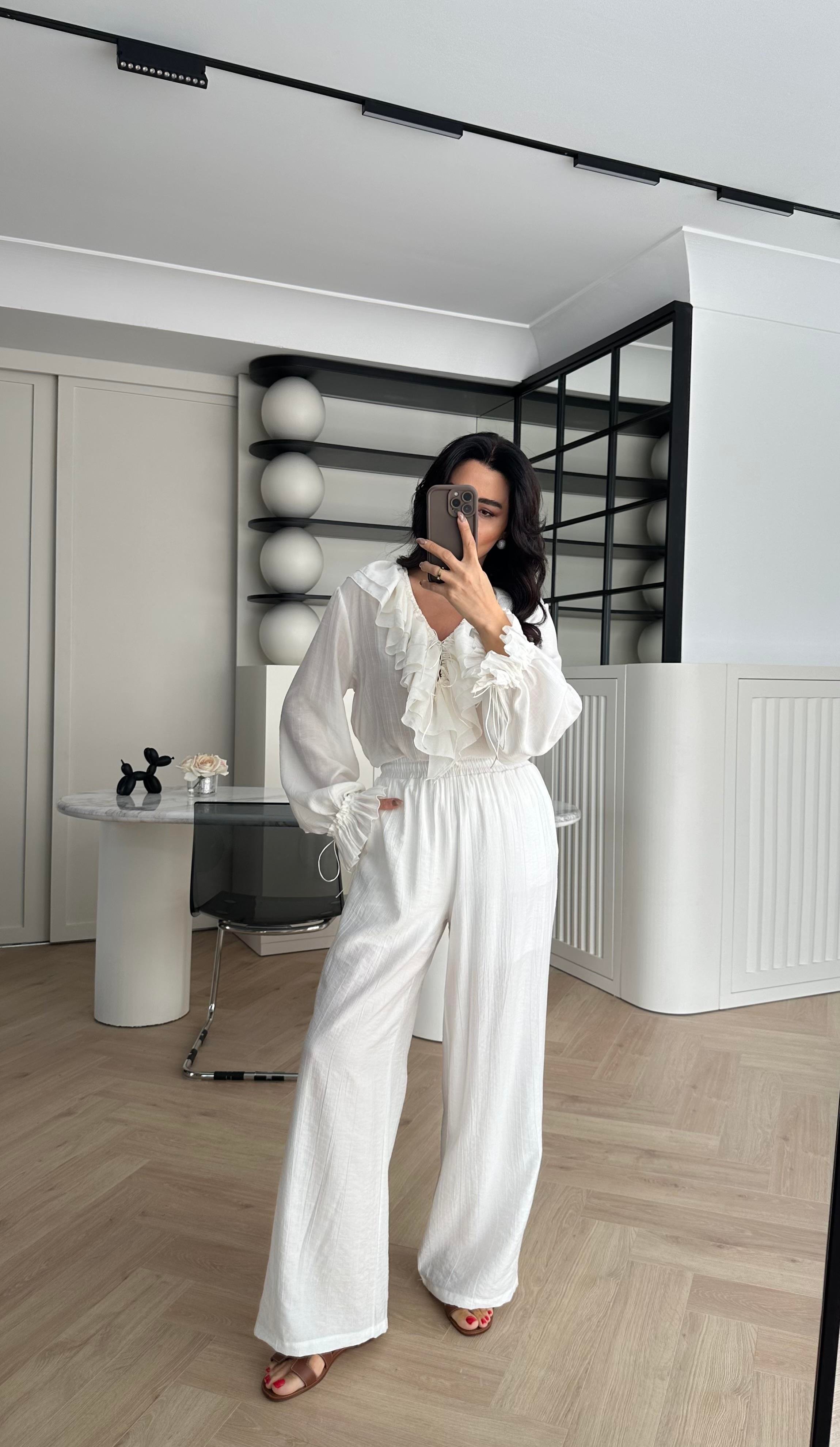 Ekru V Yaka Fırfır Detaylı Gömlek