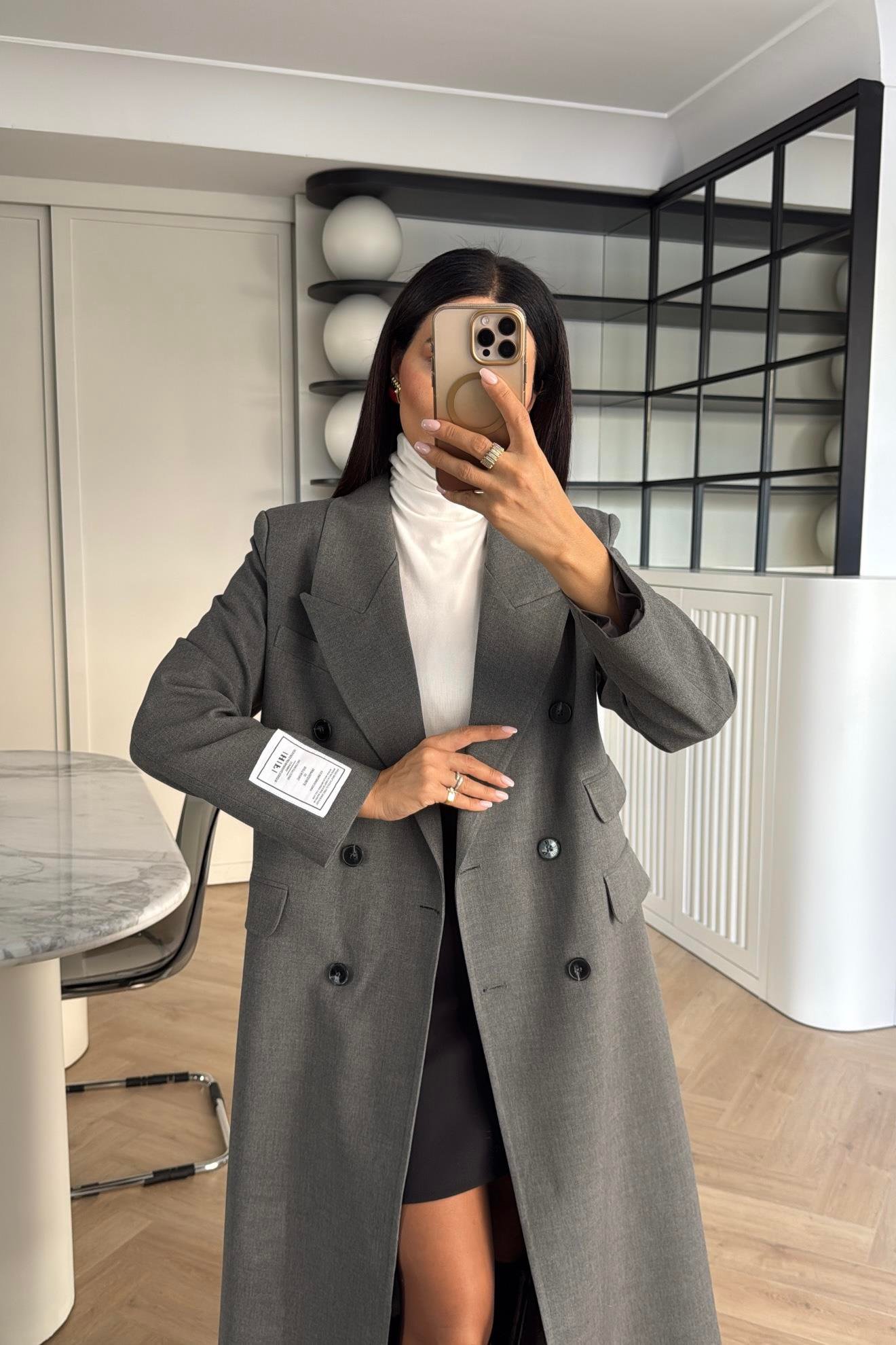 GRİ KOLU ETİKET DETAYLI ASTARLI MAKSİ BOY TRENÇKOT