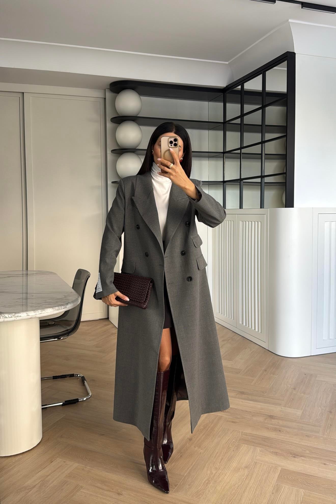 GRİ KOLU ETİKET DETAYLI ASTARLI MAKSİ BOY TRENÇKOT