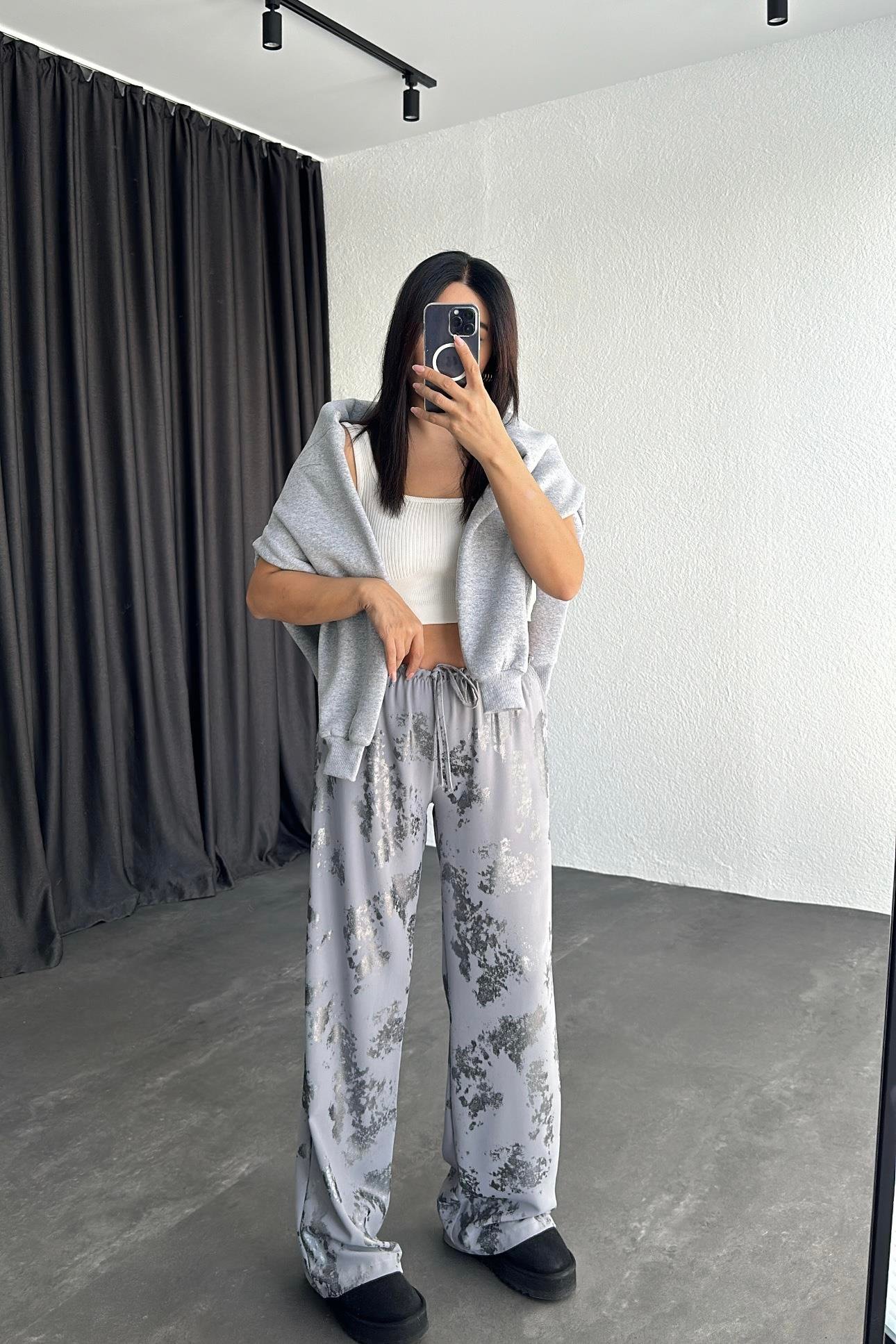 Gri Renk Tok Krep Kumaş Varaklı Rahat Pantolon 