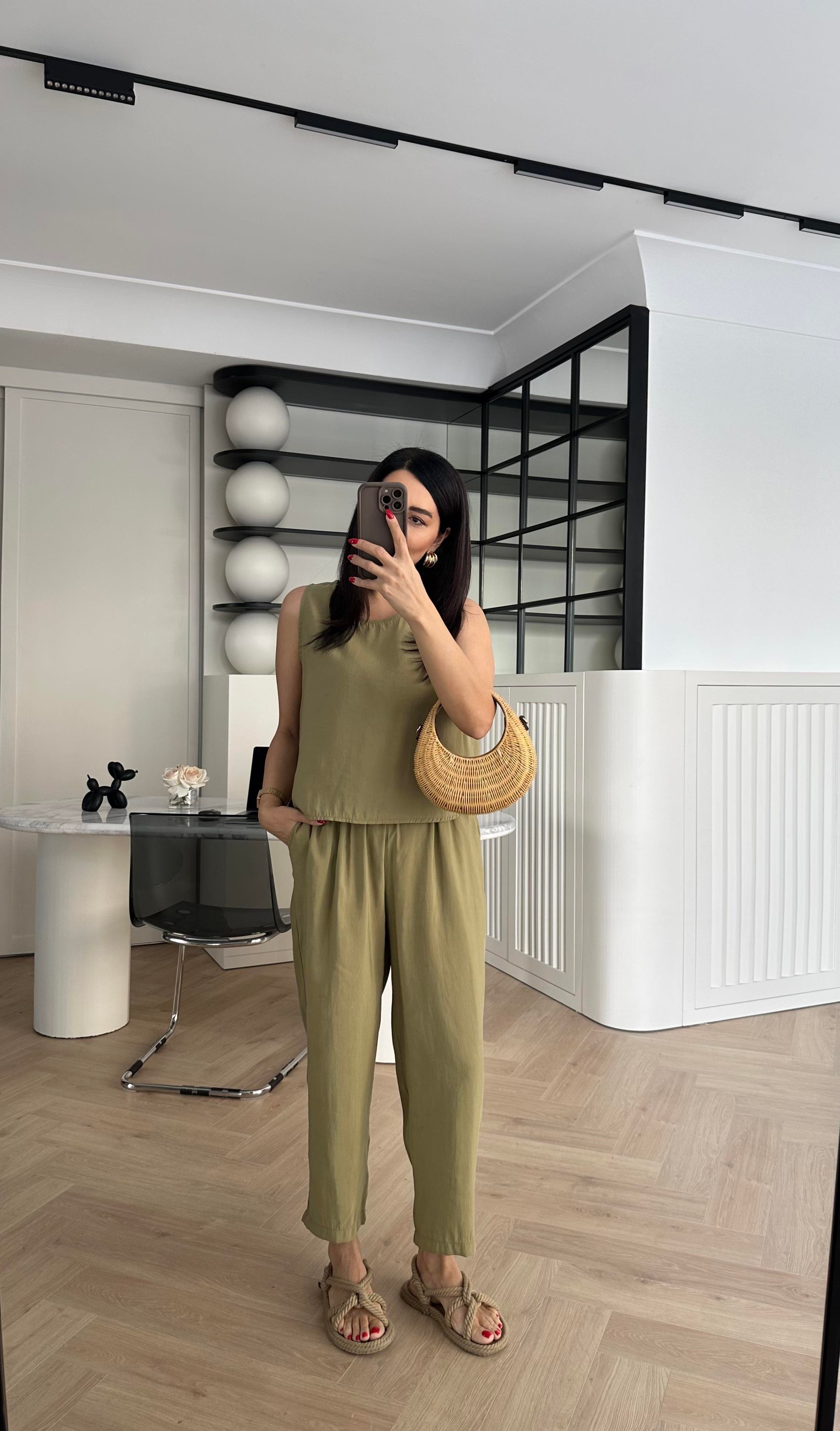 Haki Tensel Kumaş Kolsuz Bluz Pantolon Takım