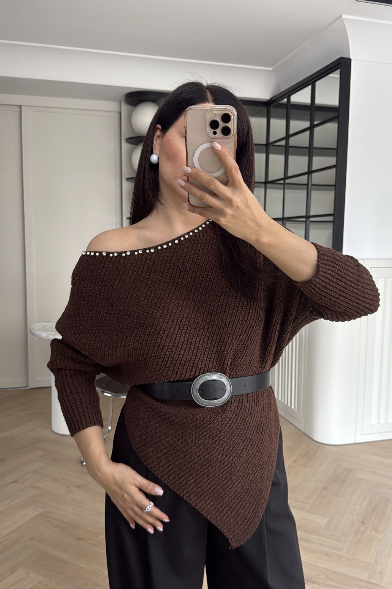 İNCİ VE TAŞ DETAYLI DEGAJE YAKA KAZAK KAHVE 