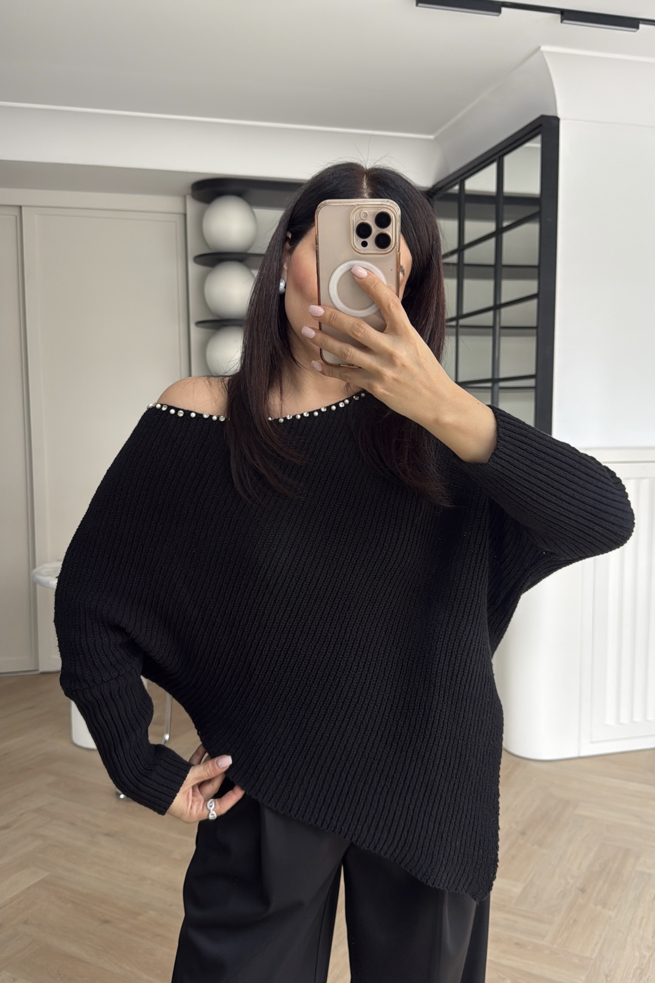 İNCİ VE TAŞ DETAYLI DEGAJE YAKA KAZAK SİYAH