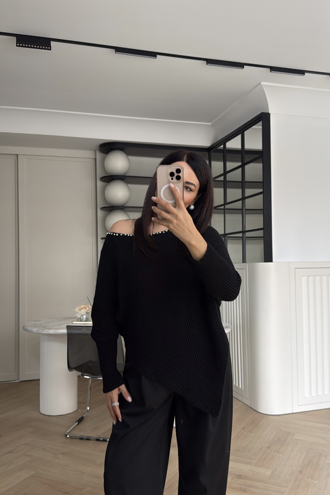 İNCİ VE TAŞ DETAYLI DEGAJE YAKA KAZAK SİYAH