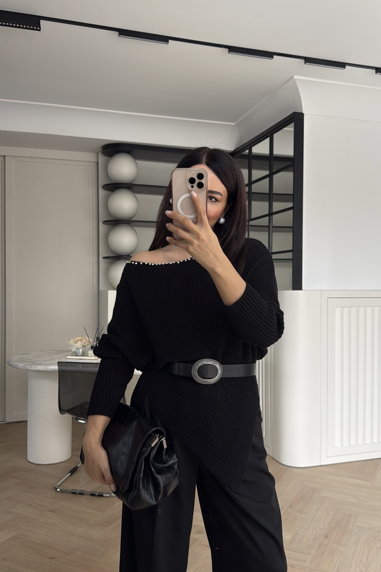 İNCİ VE TAŞ DETAYLI DEGAJE YAKA KAZAK SİYAH