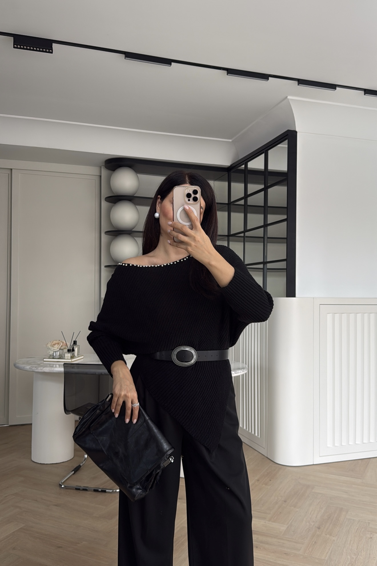 İNCİ VE TAŞ DETAYLI DEGAJE YAKA KAZAK SİYAH