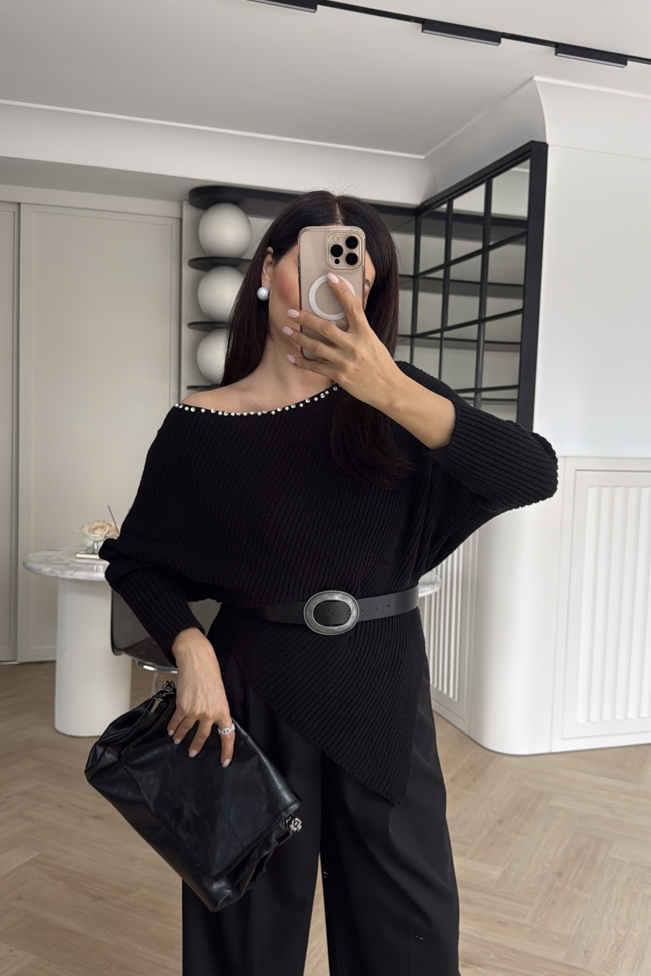 İNCİ VE TAŞ DETAYLI DEGAJE YAKA KAZAK SİYAH