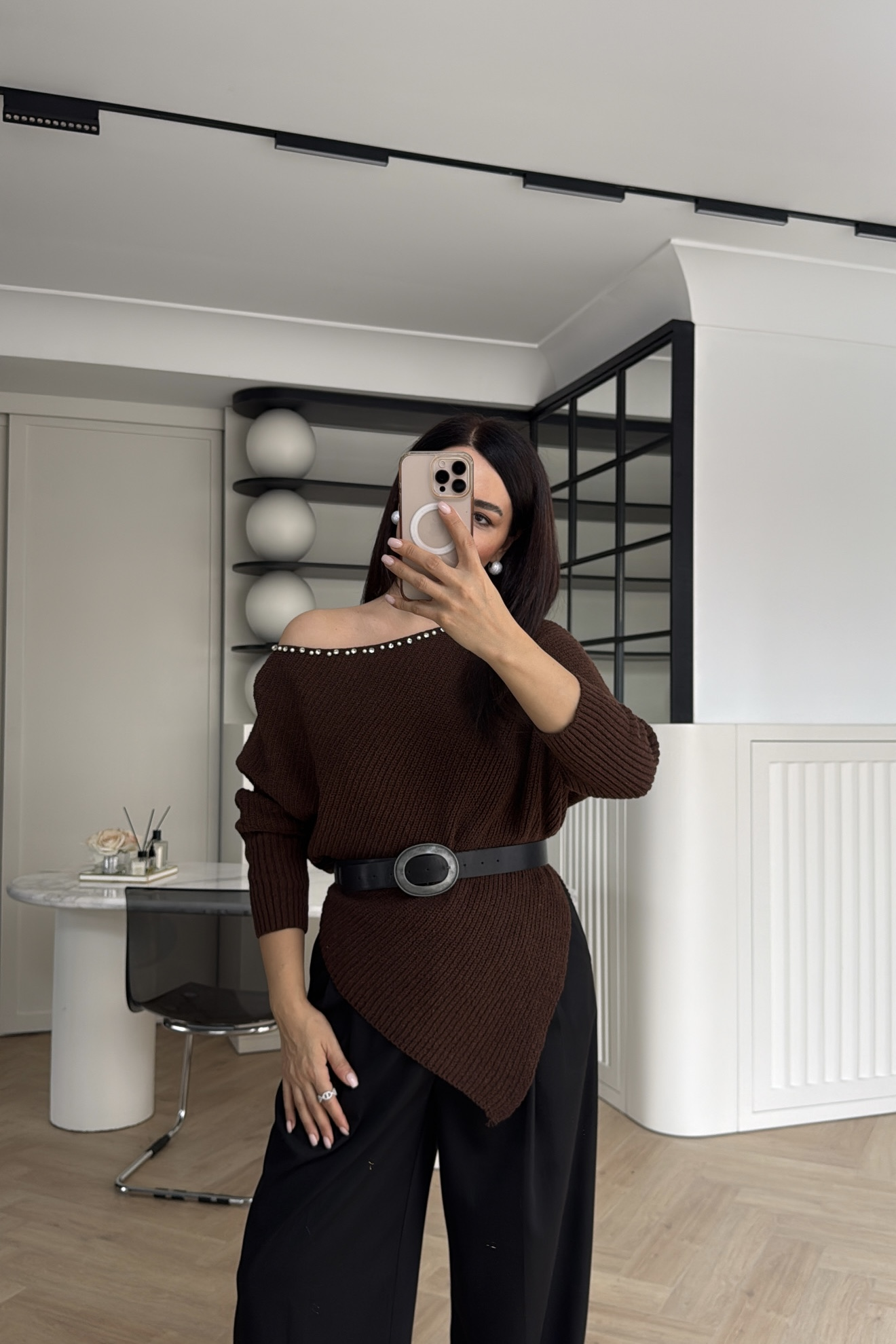 İNCİ VE TAŞ DETAYLI DEGAJE YAKA KAZAK KAHVE 