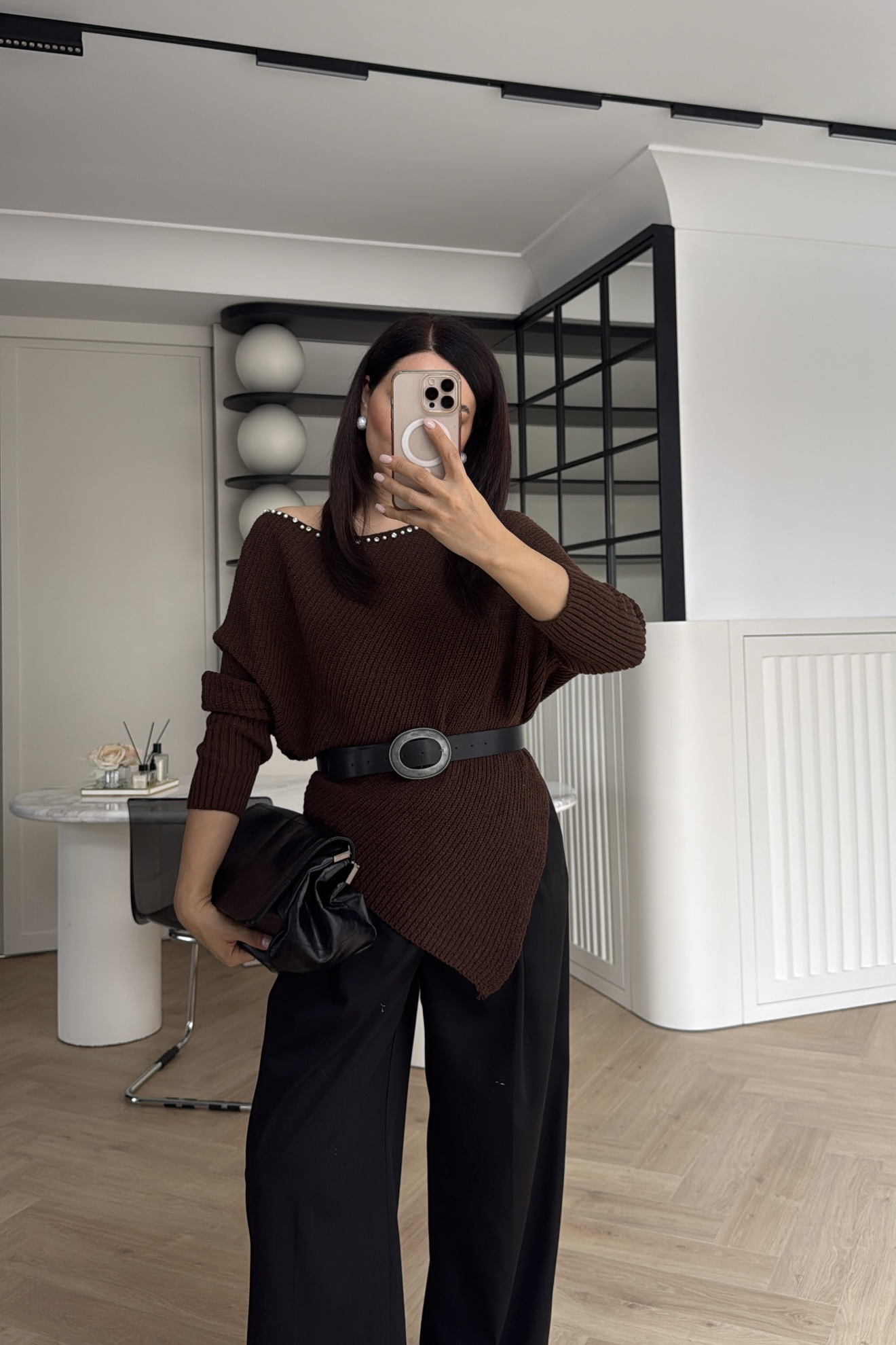 İNCİ VE TAŞ DETAYLI DEGAJE YAKA KAZAK KAHVE 