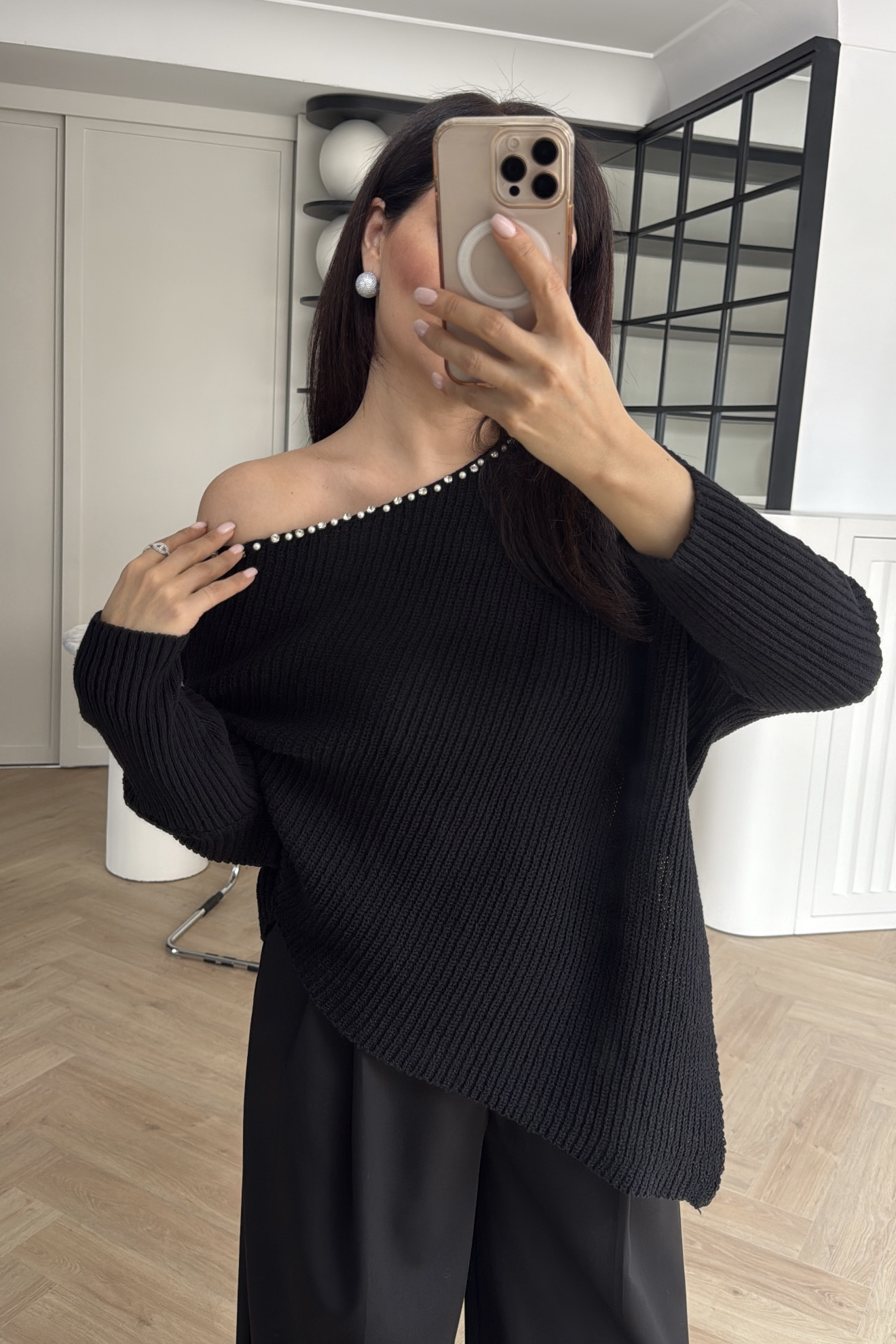 İNCİ VE TAŞ DETAYLI DEGAJE YAKA KAZAK SİYAH