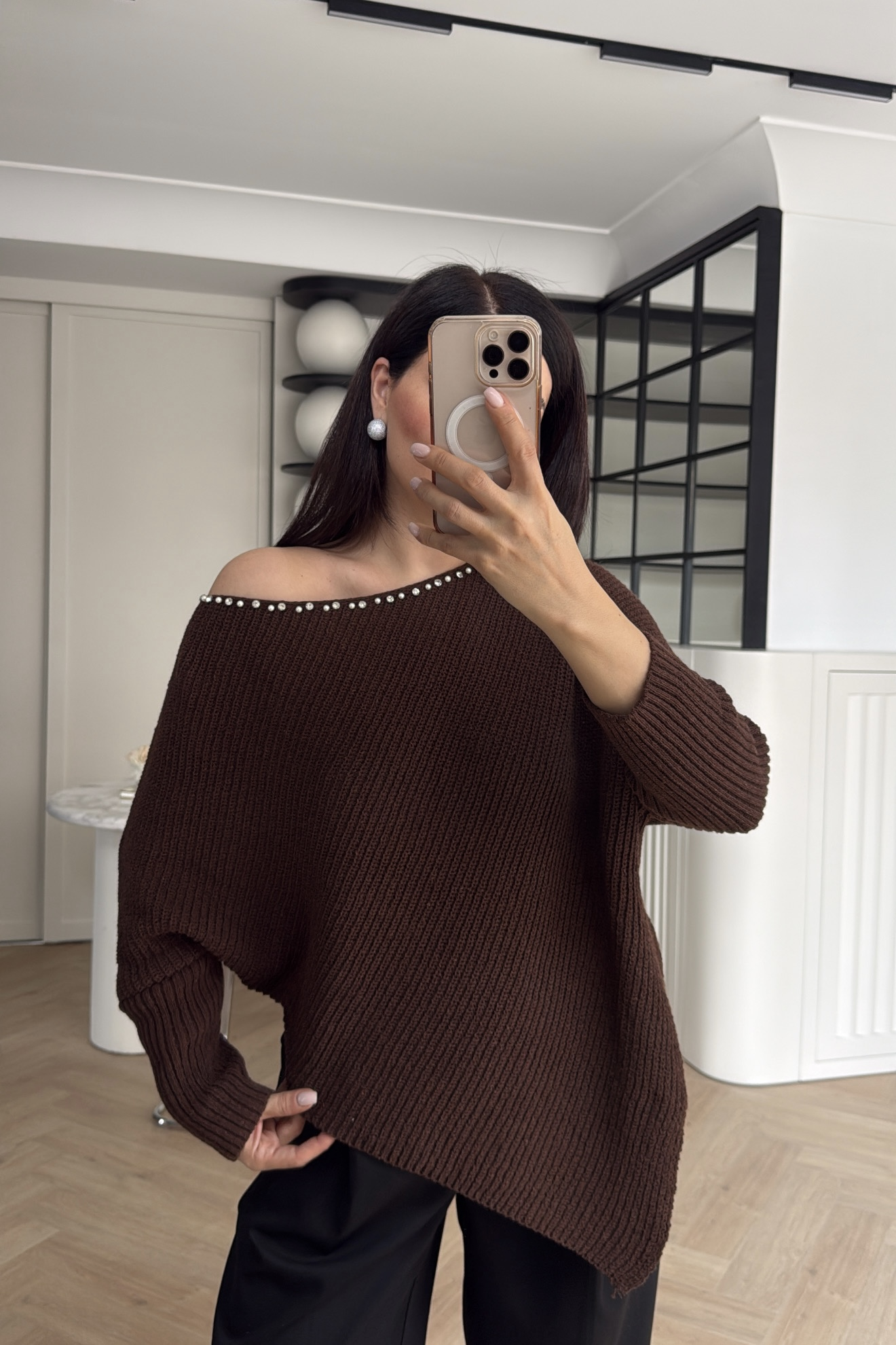 İNCİ VE TAŞ DETAYLI DEGAJE YAKA KAZAK KAHVE 