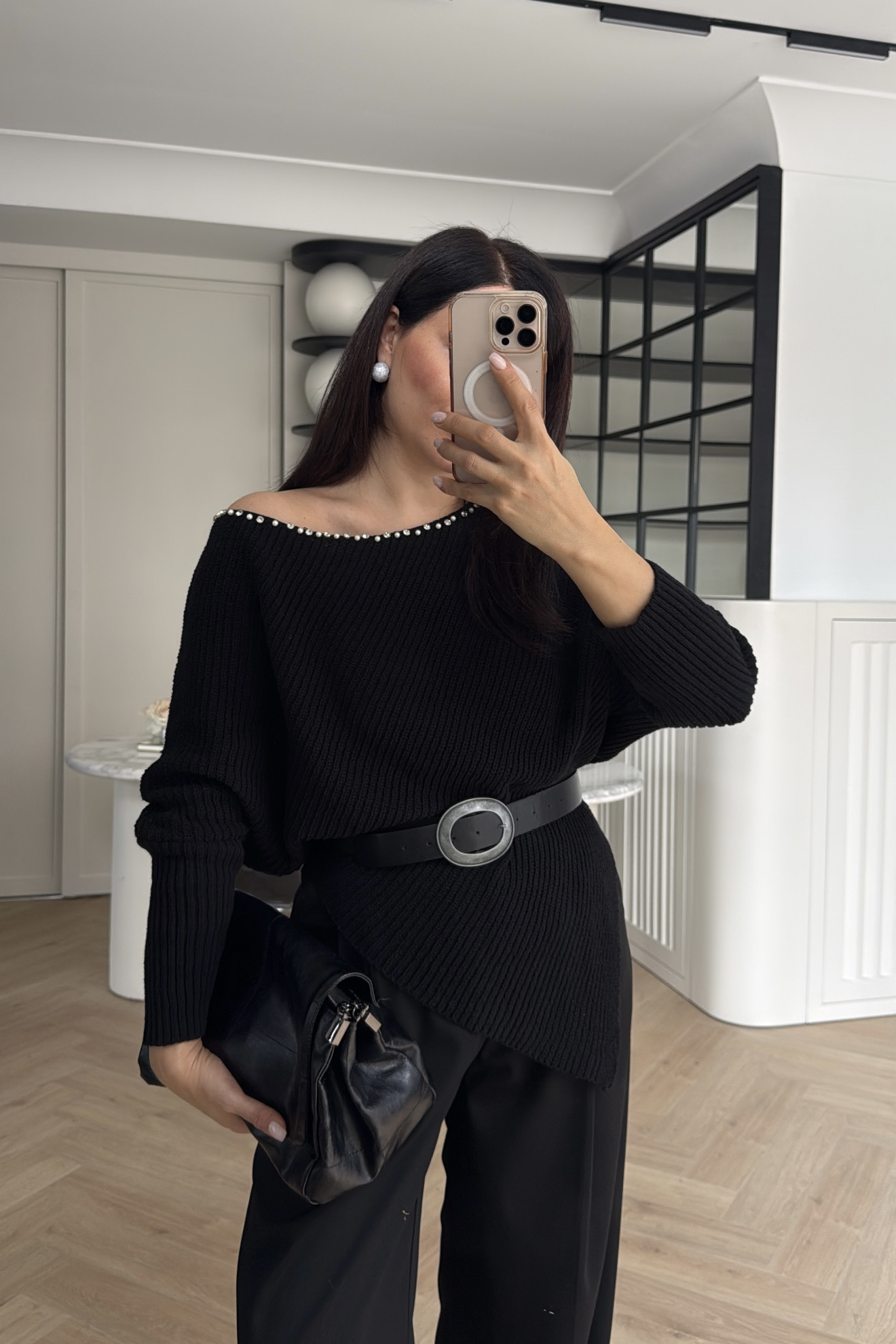 İNCİ VE TAŞ DETAYLI DEGAJE YAKA KAZAK SİYAH