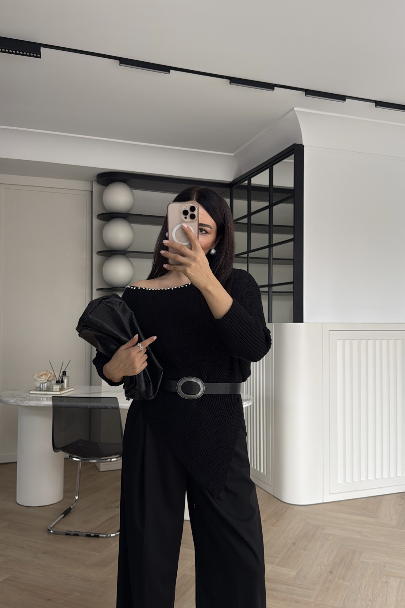 İNCİ VE TAŞ DETAYLI DEGAJE YAKA KAZAK SİYAH