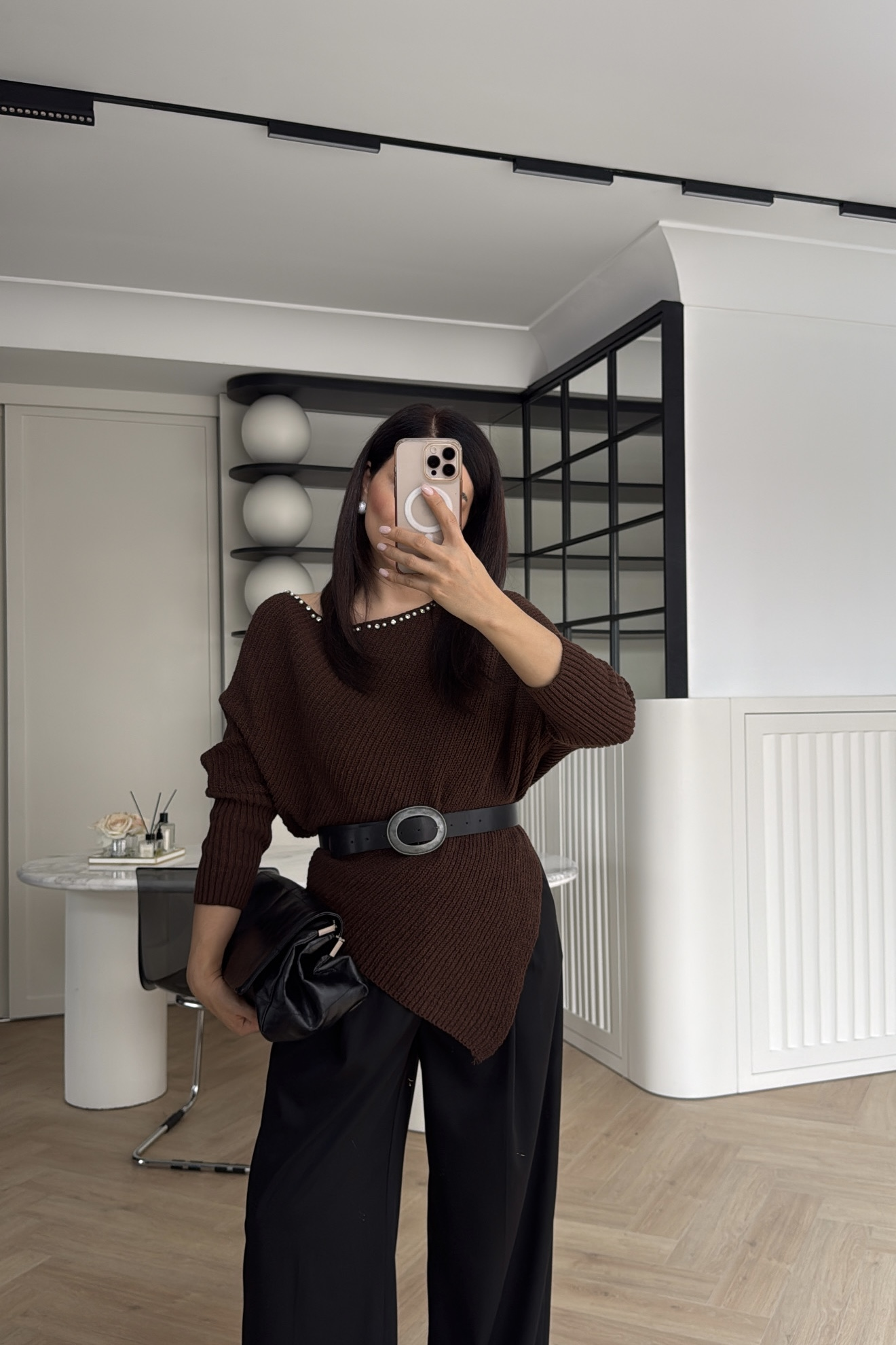 İNCİ VE TAŞ DETAYLI DEGAJE YAKA KAZAK KAHVE 