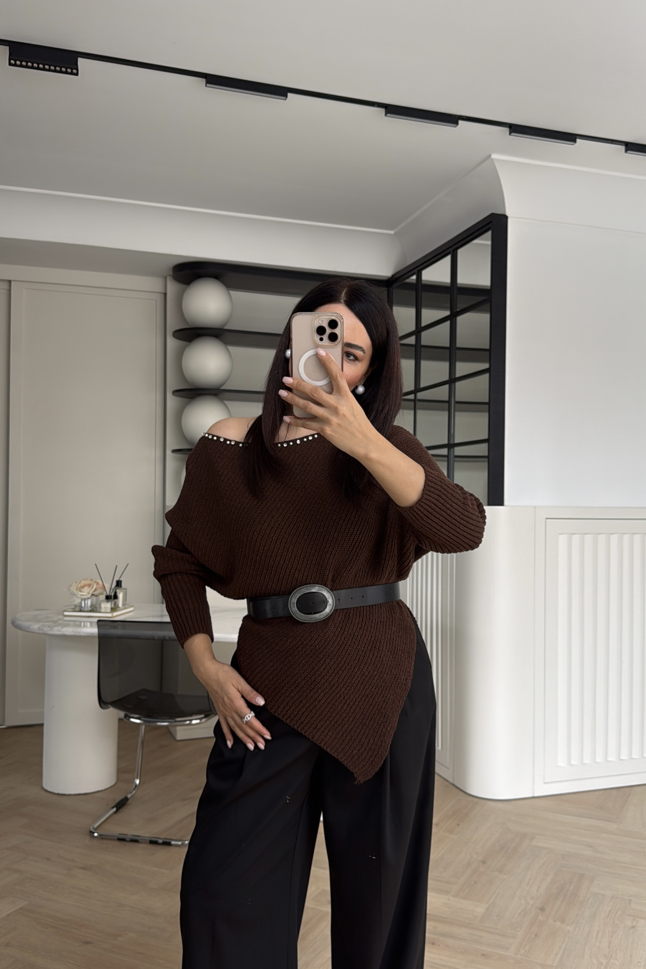 İNCİ VE TAŞ DETAYLI DEGAJE YAKA KAZAK KAHVE 