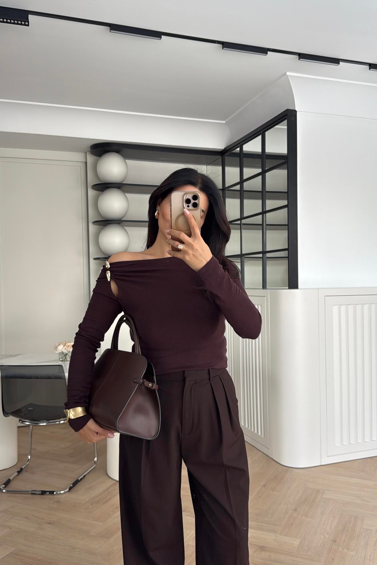 KAHVE AKSESUAR DETAYLI BLUZ