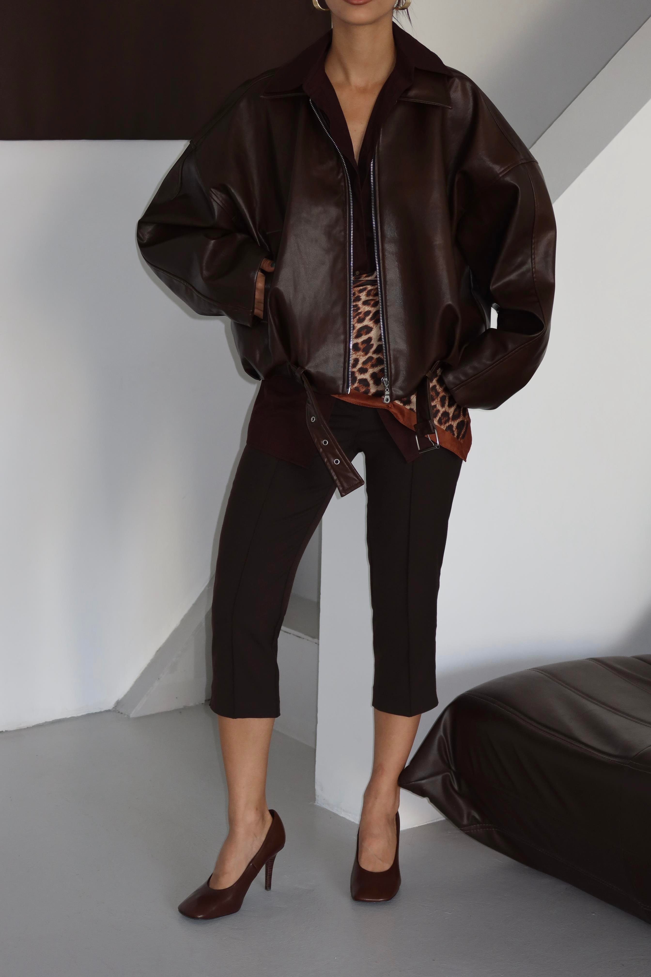 KAHVE ÖNDEN DİKİŞLİ CAPRİ PANTOLON