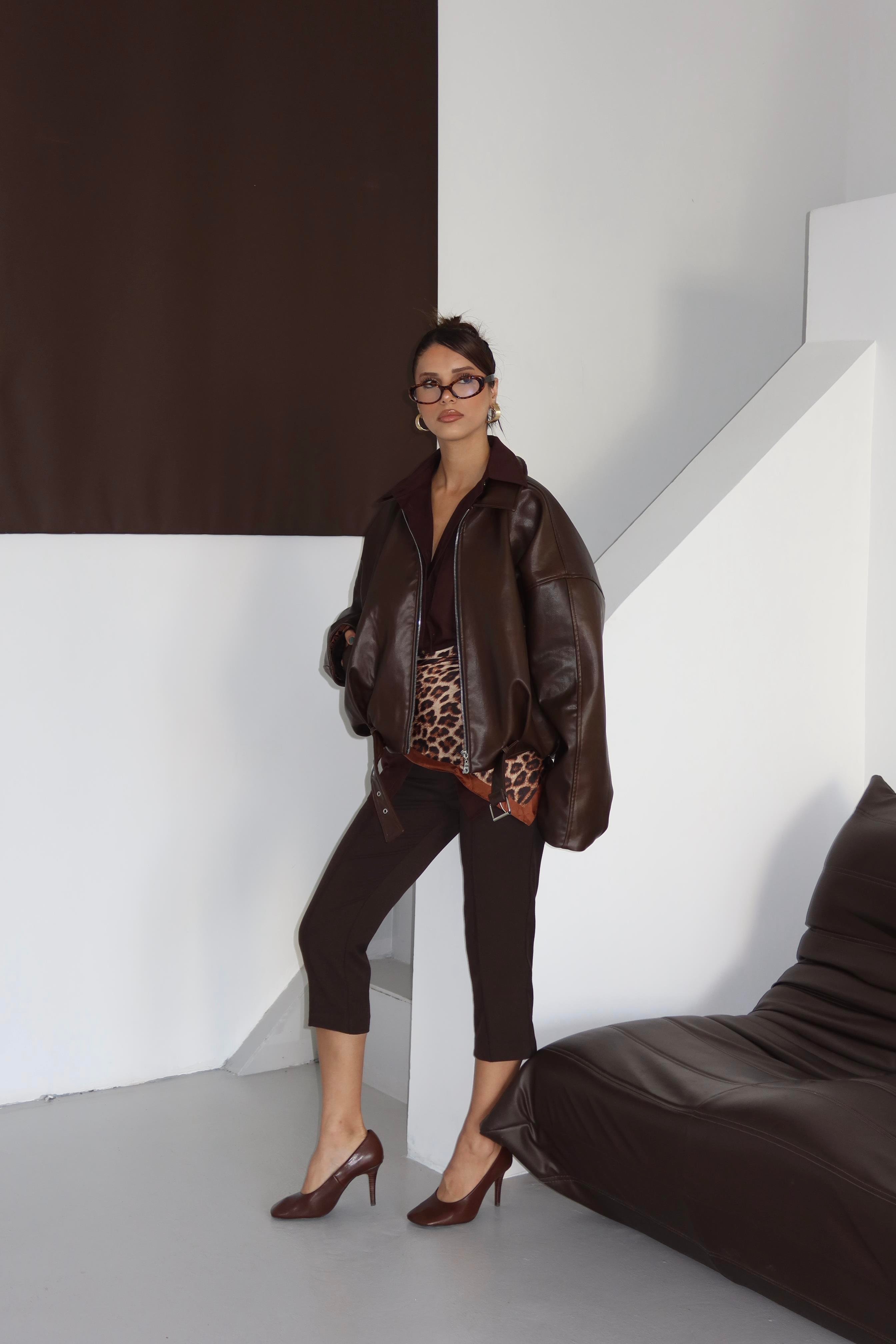 KAHVE ÖNDEN DİKİŞLİ CAPRİ PANTOLON