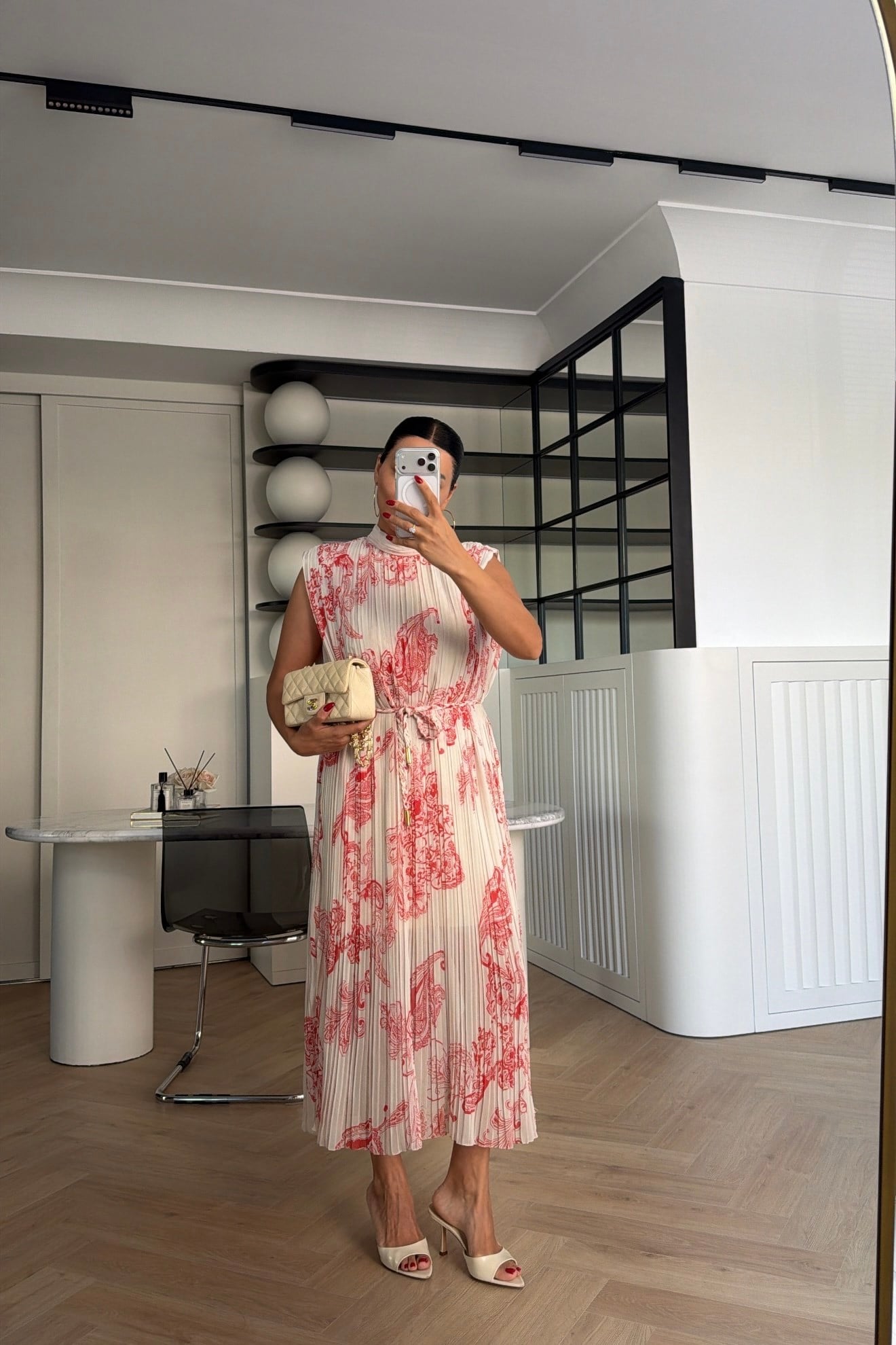 KEMER DETAYLI KIRMIZI DESENLİ PİLELİ ŞİFON ELBİSE 