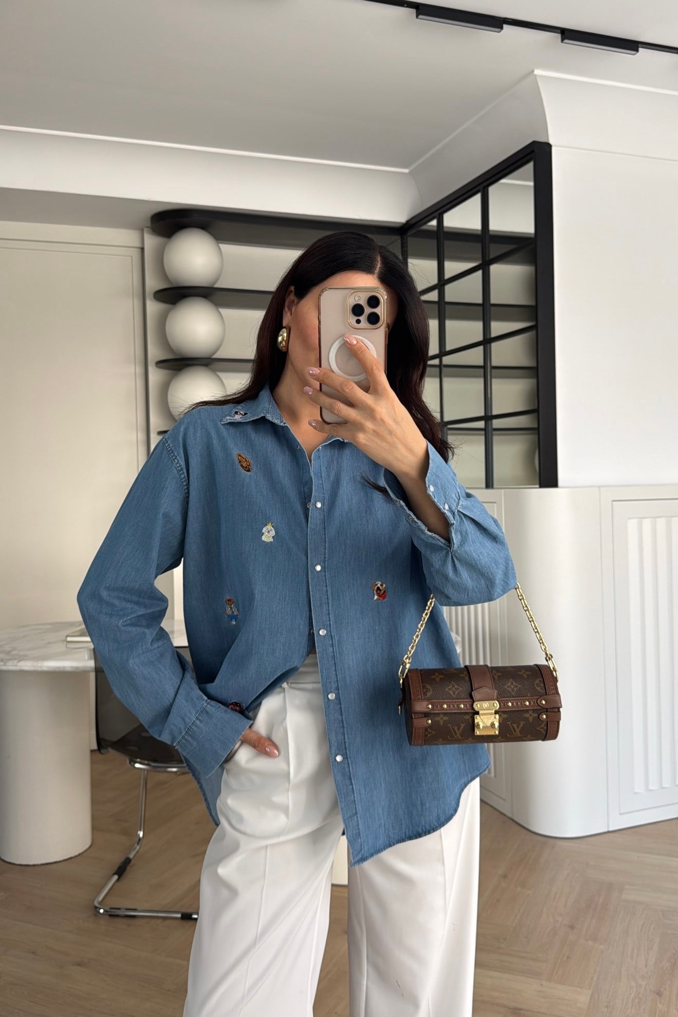 MARKA MODEL İŞLEMELİ DENİM GÖMLEK MAVİ 