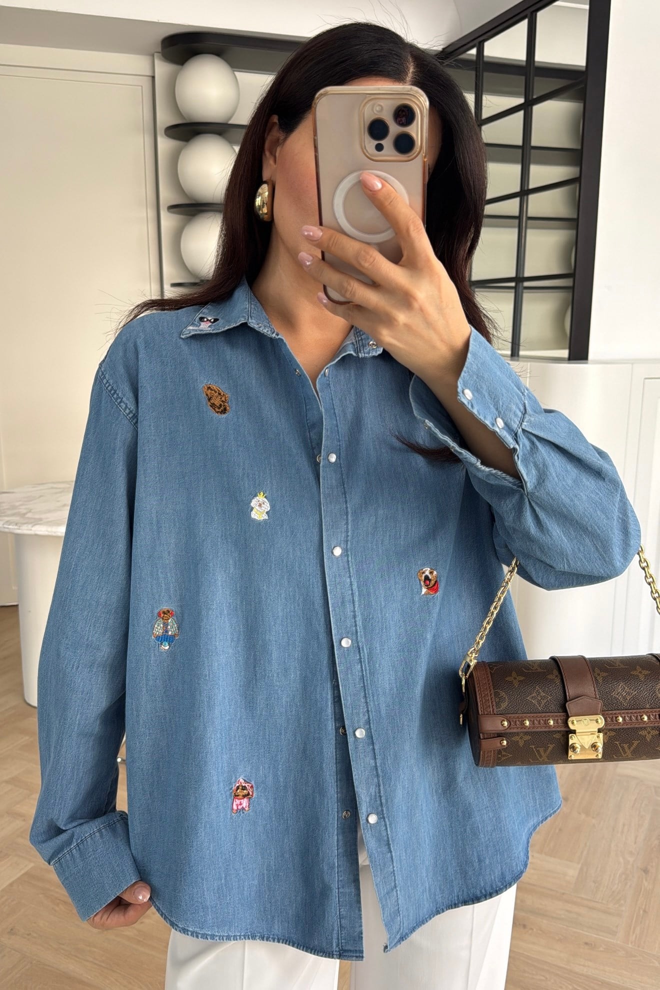 MARKA MODEL İŞLEMELİ DENİM GÖMLEK MAVİ 