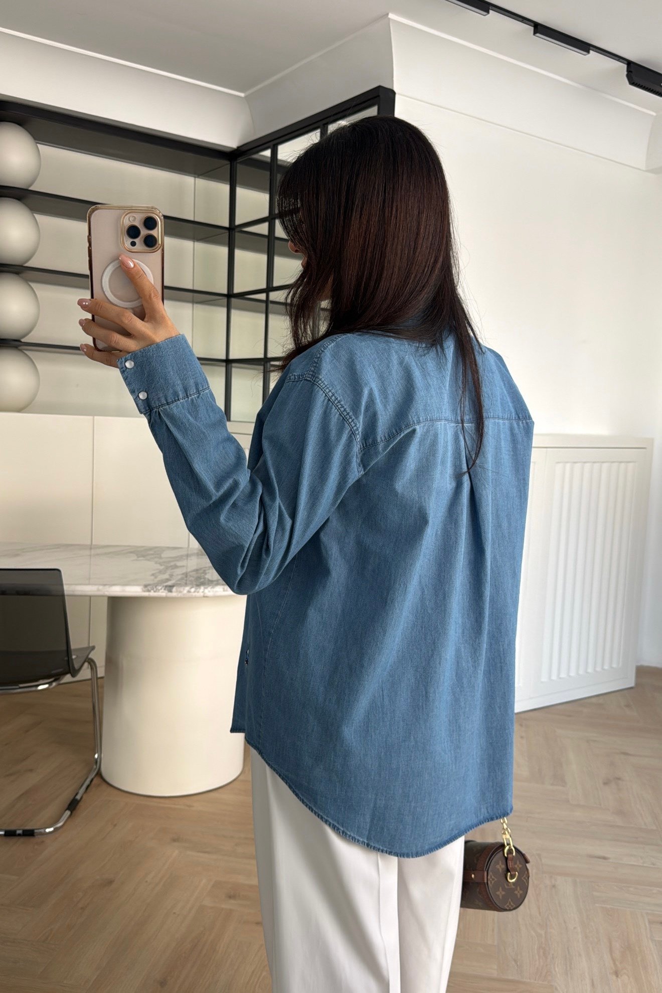 MARKA MODEL İŞLEMELİ DENİM GÖMLEK MAVİ 