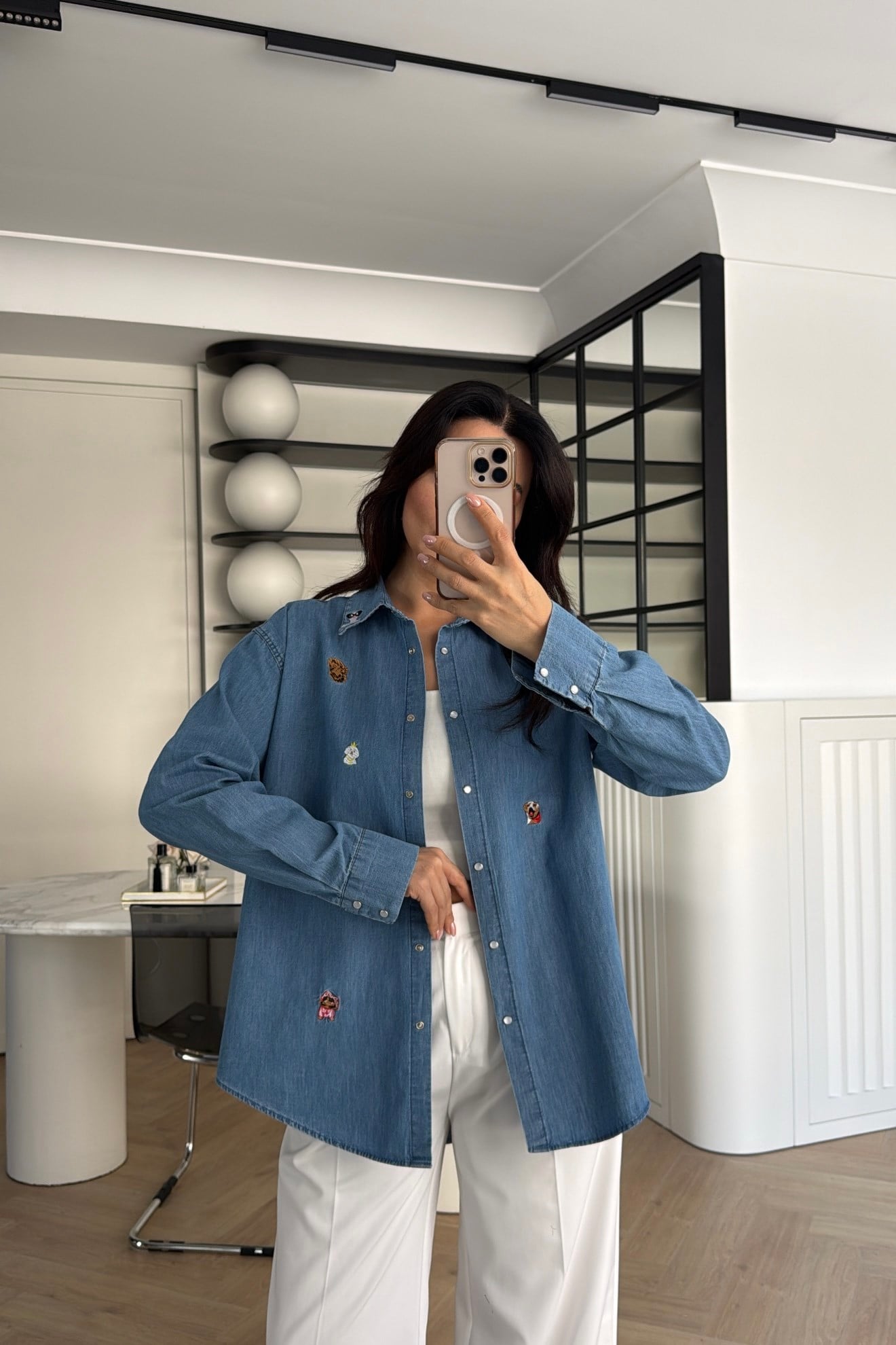 MARKA MODEL İŞLEMELİ DENİM GÖMLEK MAVİ 