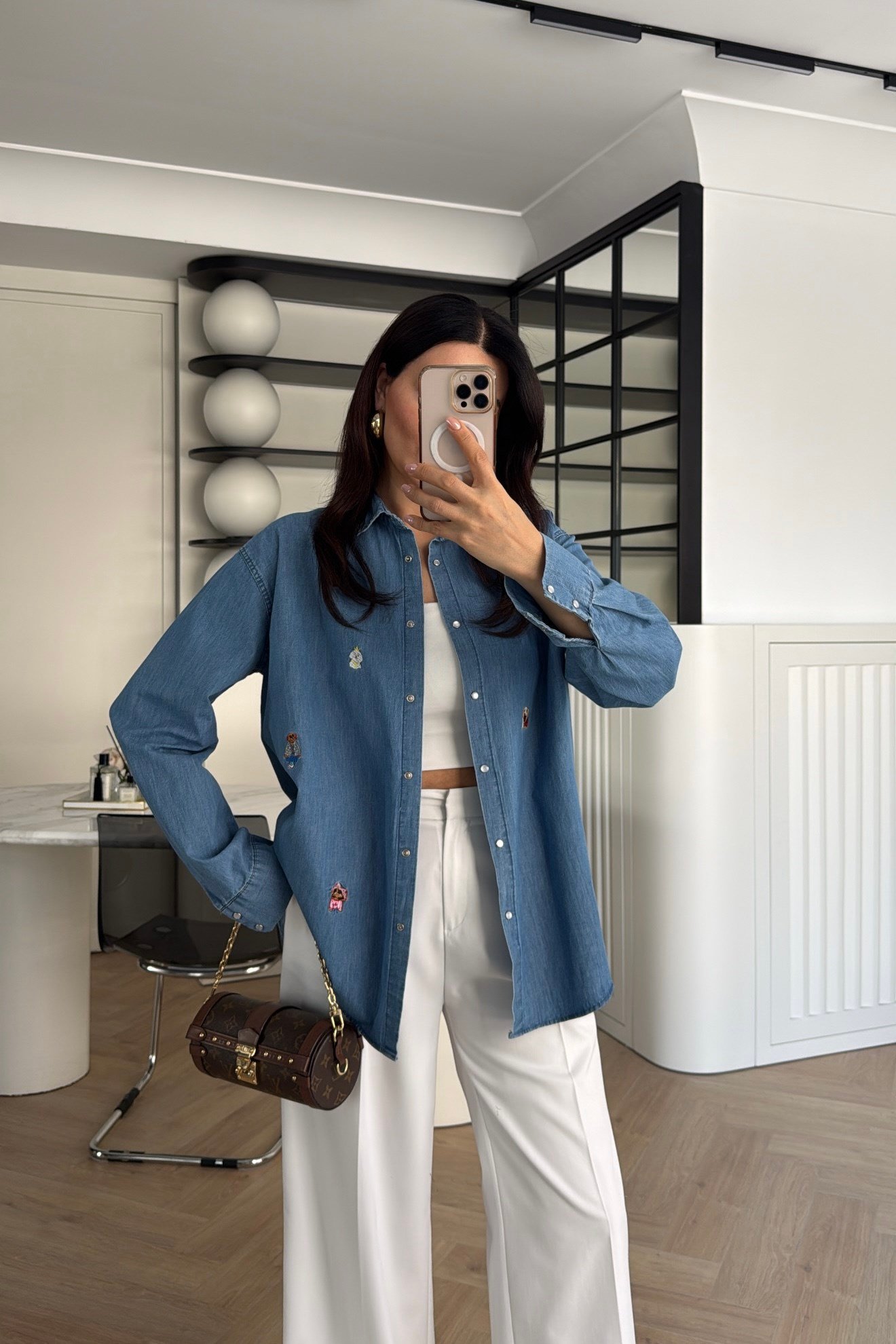 MARKA MODEL İŞLEMELİ DENİM GÖMLEK MAVİ 