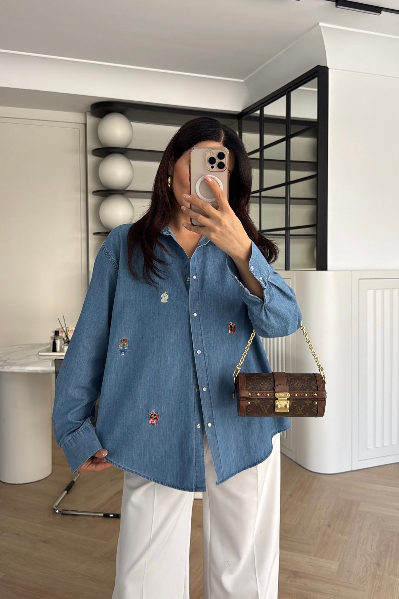 MARKA MODEL İŞLEMELİ DENİM GÖMLEK MAVİ 