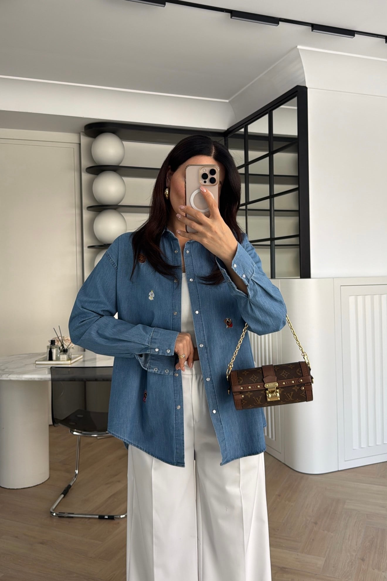 MARKA MODEL İŞLEMELİ DENİM GÖMLEK MAVİ 