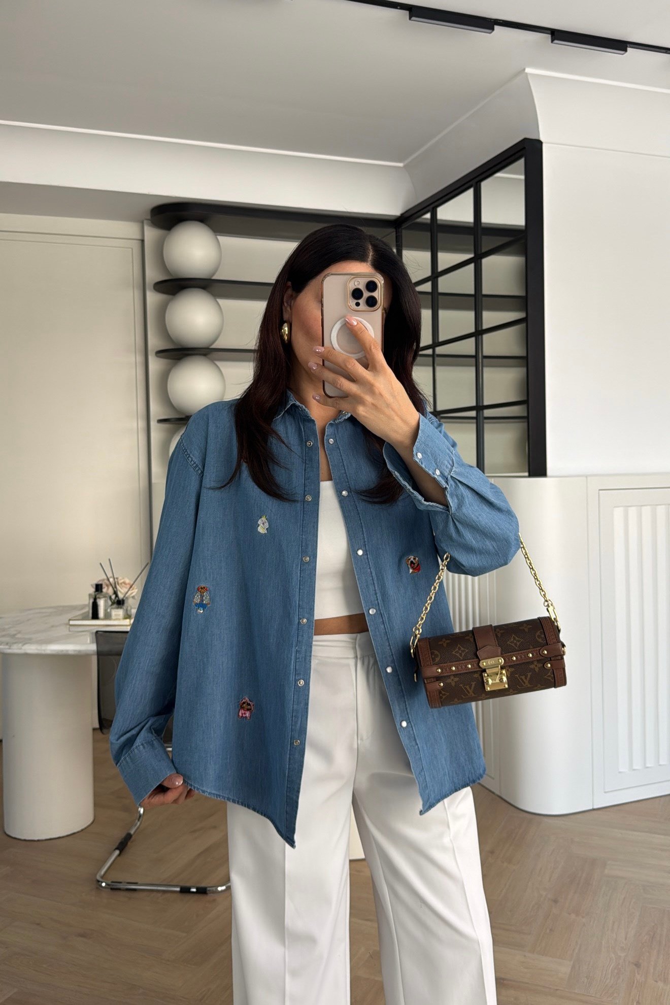 MARKA MODEL İŞLEMELİ DENİM GÖMLEK MAVİ 