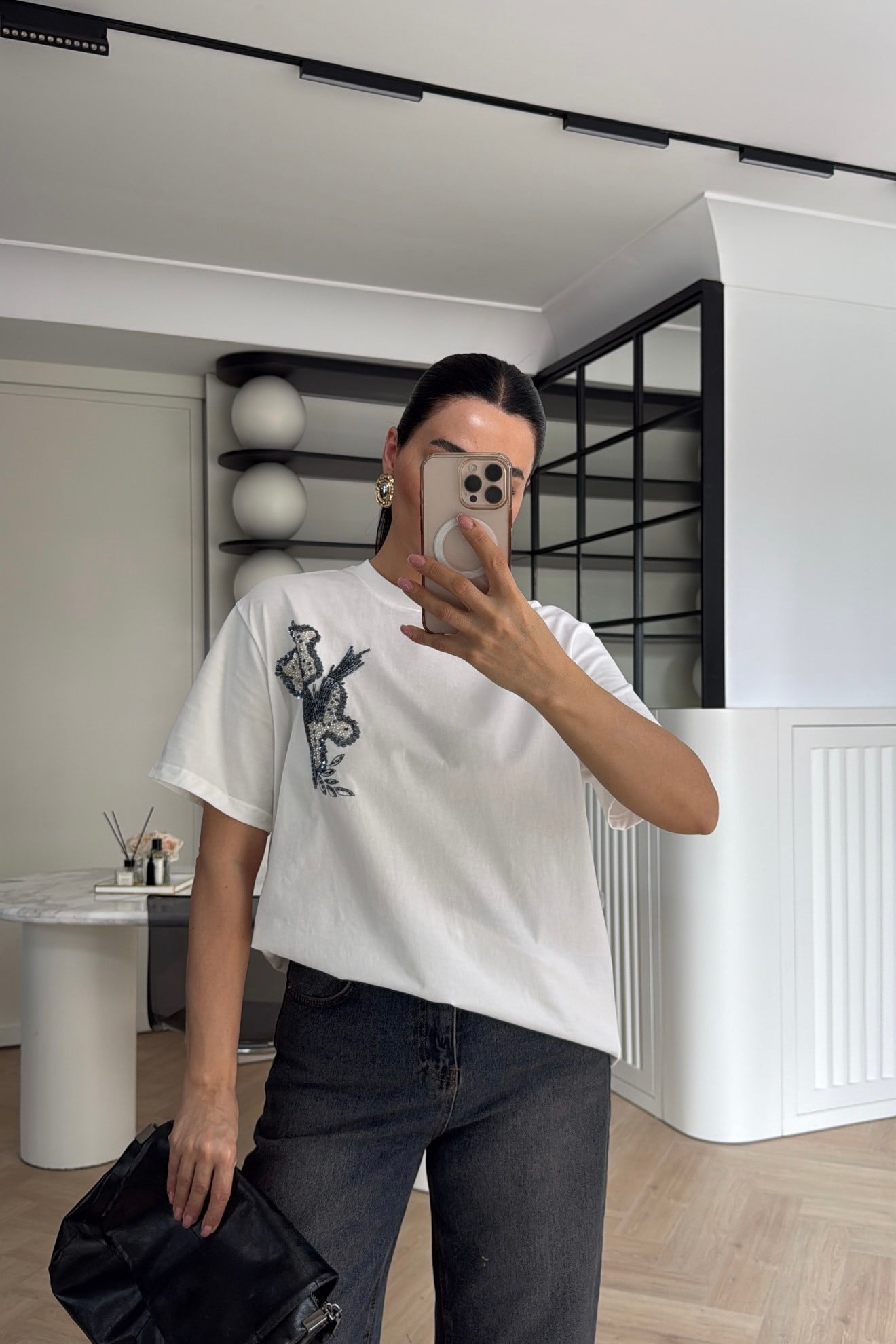 MARKA MODEL İŞLEMELİ TİŞÖRT BEYAZ 