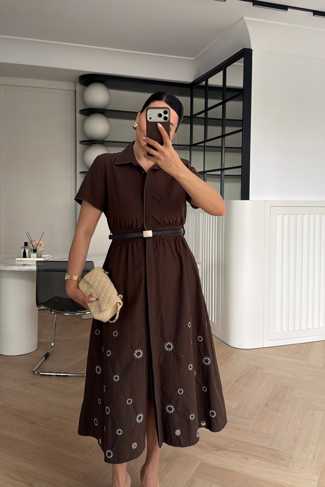 MARKA MODEL NAKIŞ DETAYLI KEMERLİ MİDİ BOY ELBİSE KAHVE 