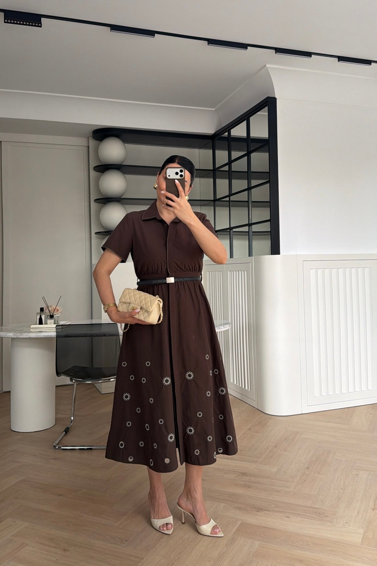 MARKA MODEL NAKIŞ DETAYLI KEMERLİ MİDİ BOY ELBİSE KAHVE 