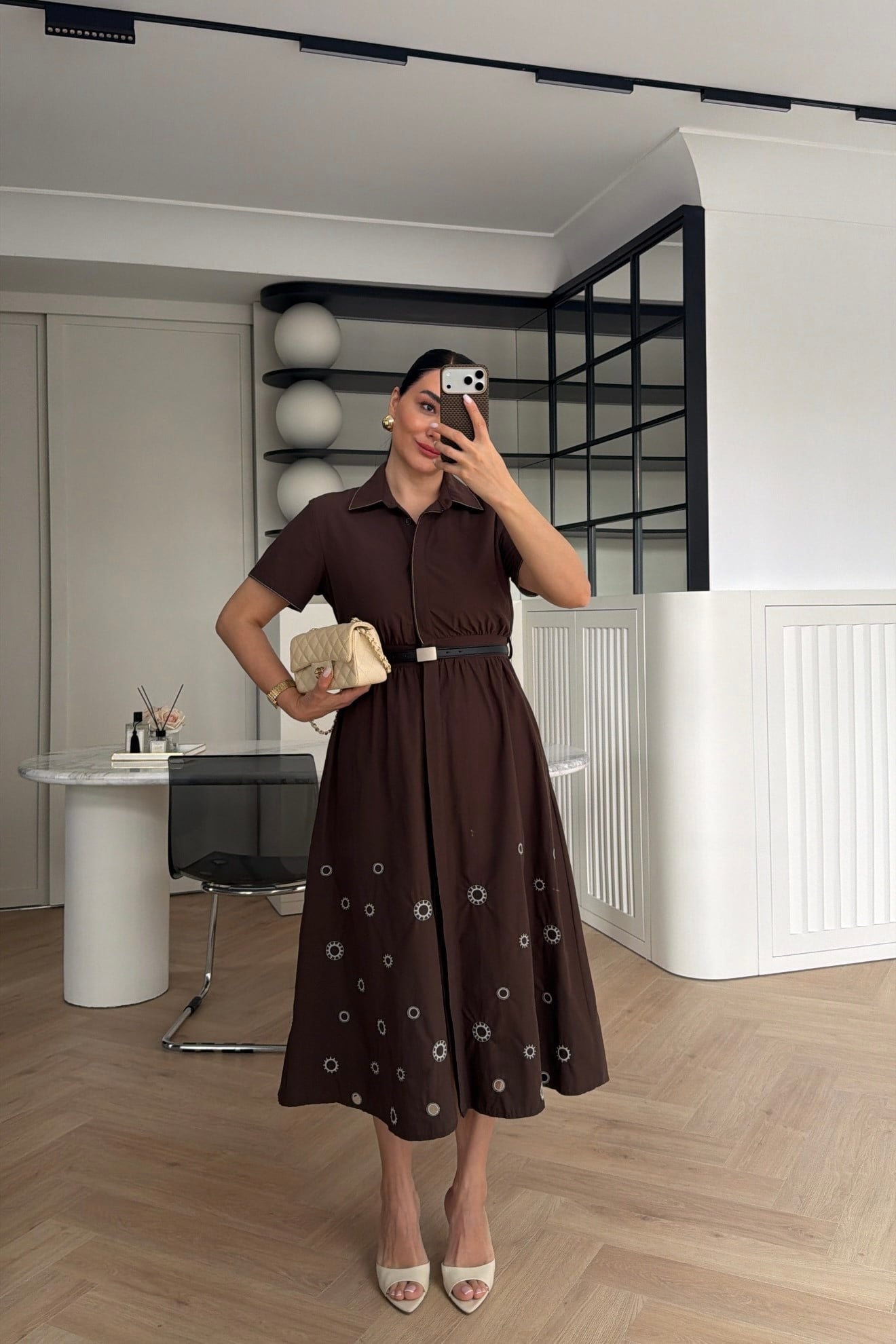 MARKA MODEL NAKIŞ DETAYLI KEMERLİ MİDİ BOY ELBİSE KAHVE 