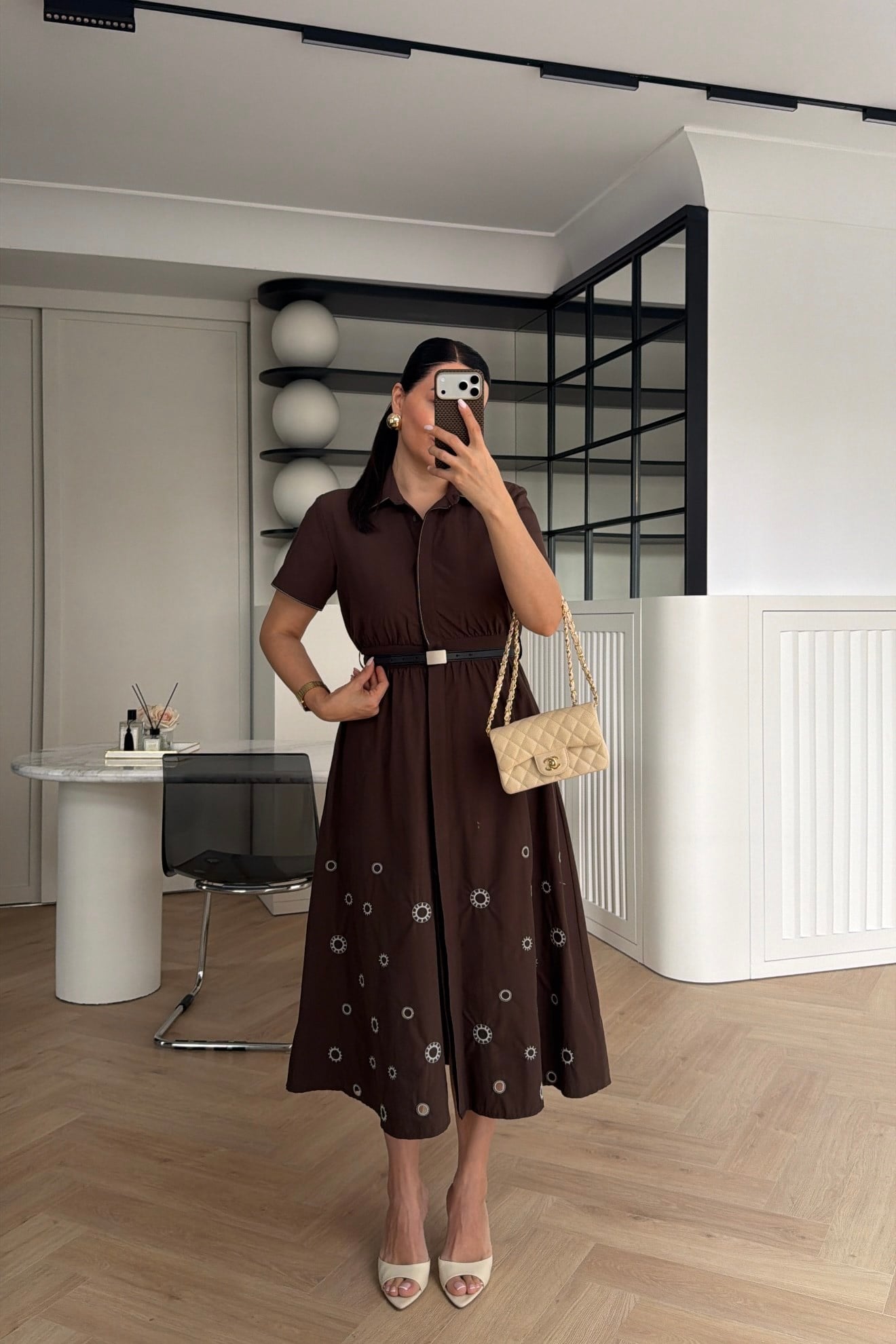 MARKA MODEL NAKIŞ DETAYLI KEMERLİ MİDİ BOY ELBİSE KAHVE 