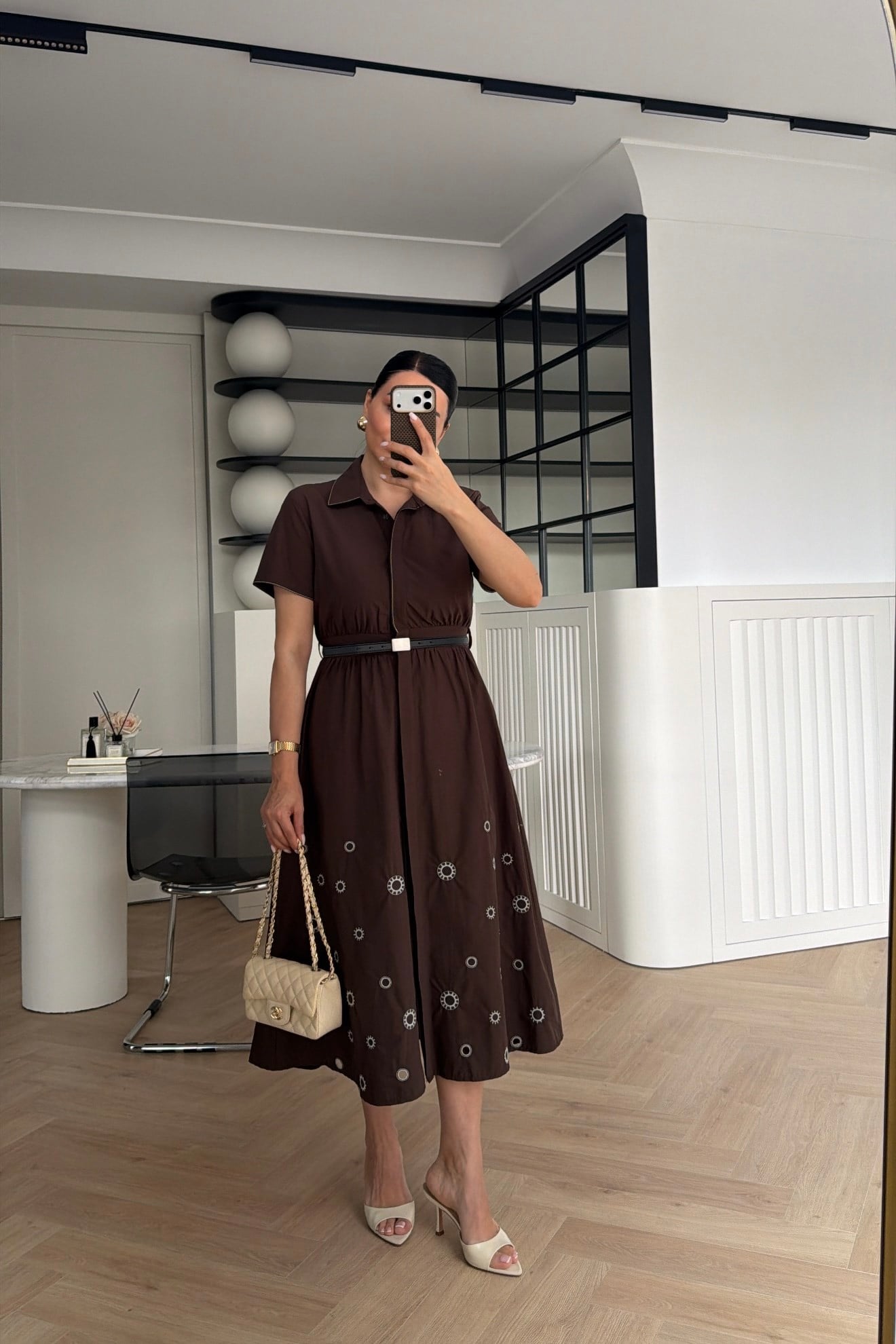 MARKA MODEL NAKIŞ DETAYLI KEMERLİ MİDİ BOY ELBİSE KAHVE 