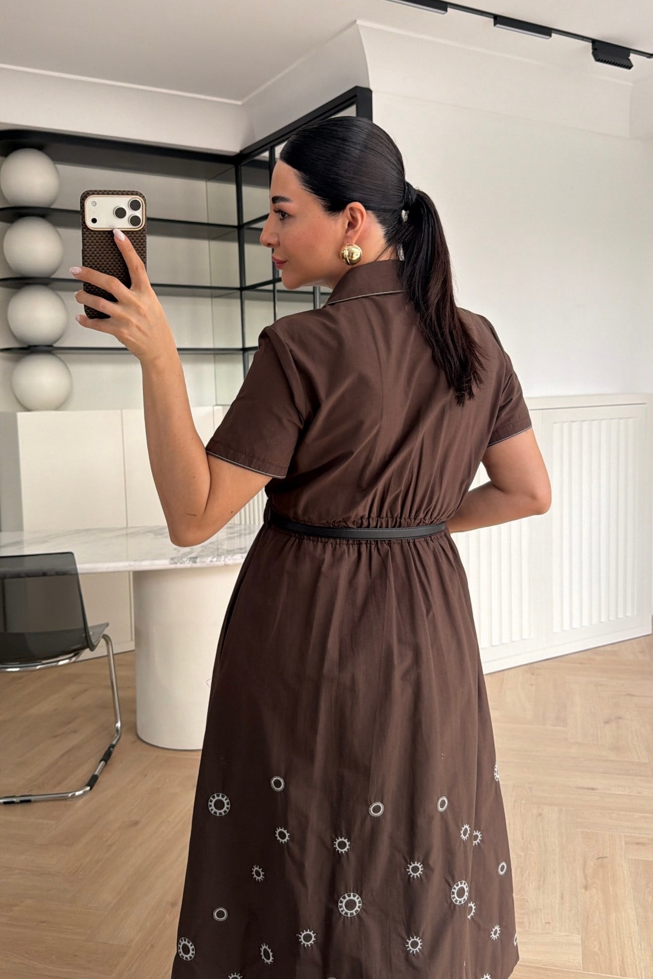 MARKA MODEL NAKIŞ DETAYLI KEMERLİ MİDİ BOY ELBİSE KAHVE 