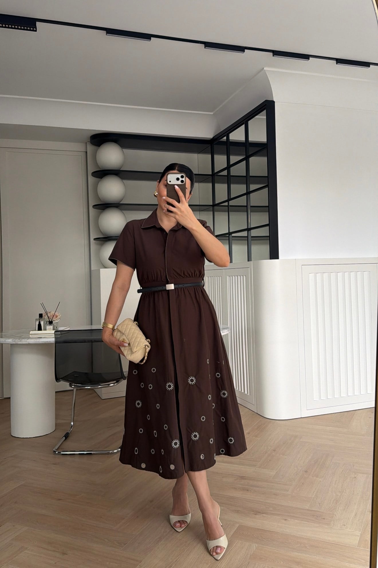 MARKA MODEL NAKIŞ DETAYLI KEMERLİ MİDİ BOY ELBİSE KAHVE 