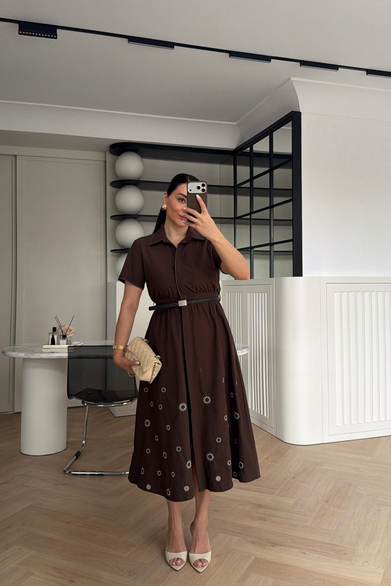 MARKA MODEL NAKIŞ DETAYLI KEMERLİ MİDİ BOY ELBİSE KAHVE 
