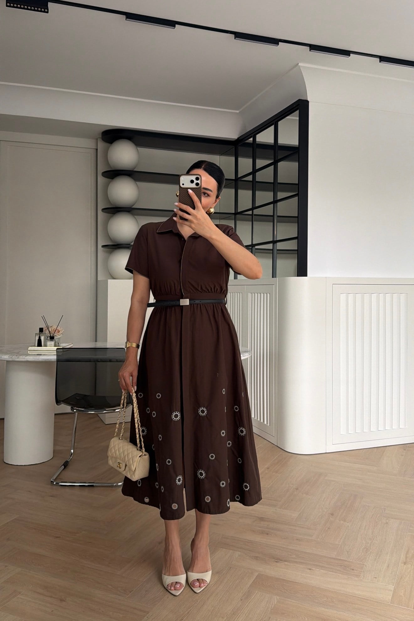 MARKA MODEL NAKIŞ DETAYLI KEMERLİ MİDİ BOY ELBİSE KAHVE 