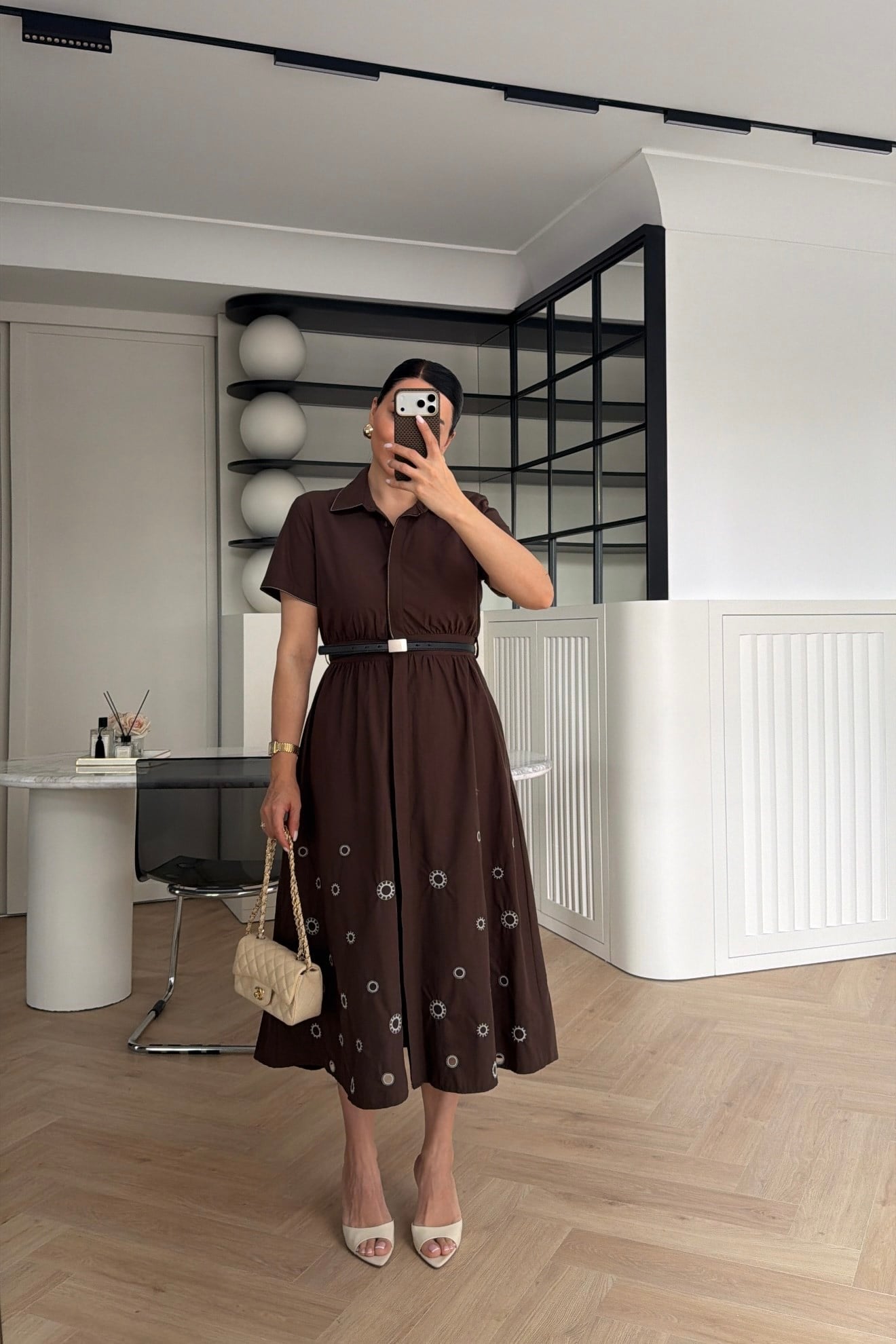 MARKA MODEL NAKIŞ DETAYLI KEMERLİ MİDİ BOY ELBİSE KAHVE 