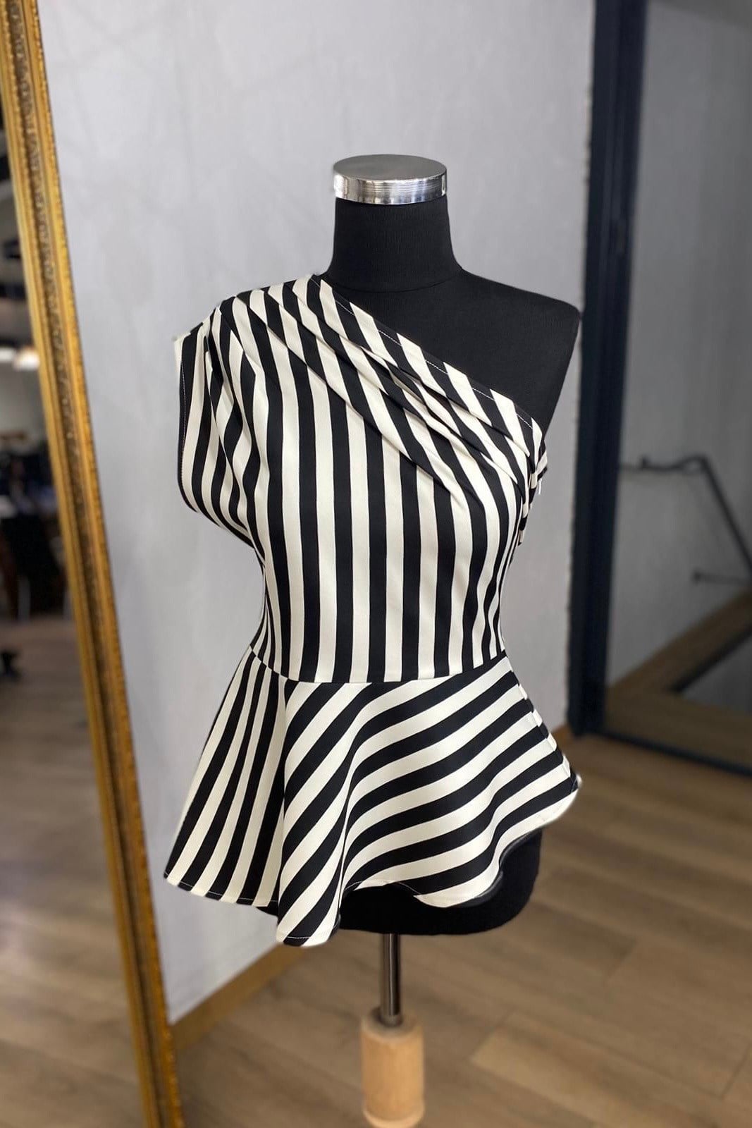 MARKA MODEL TEK OMUZ ÇİZGİLİ BLUZ 