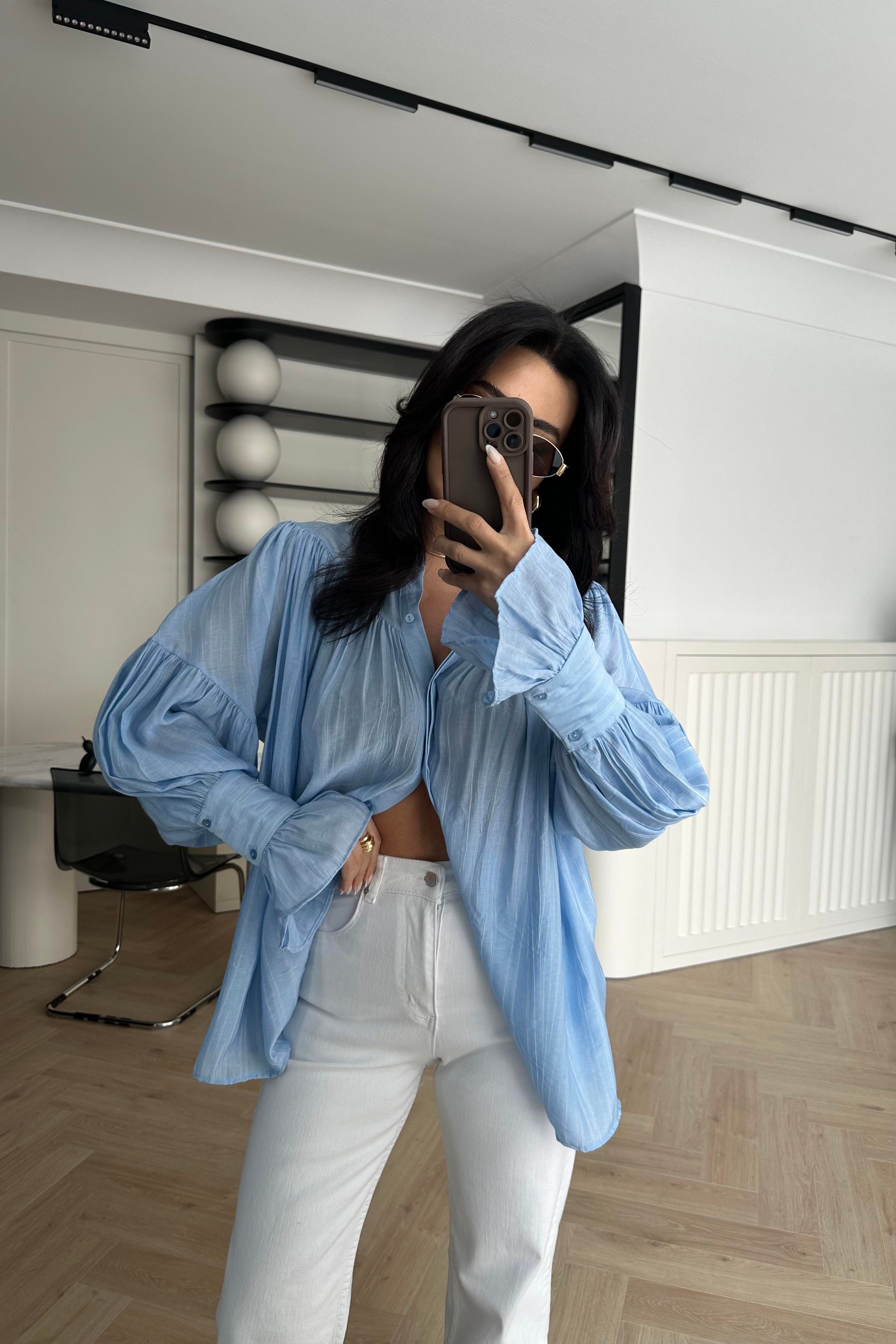 Mavi Renk Büzgülü Kol Detaylı Gömlek