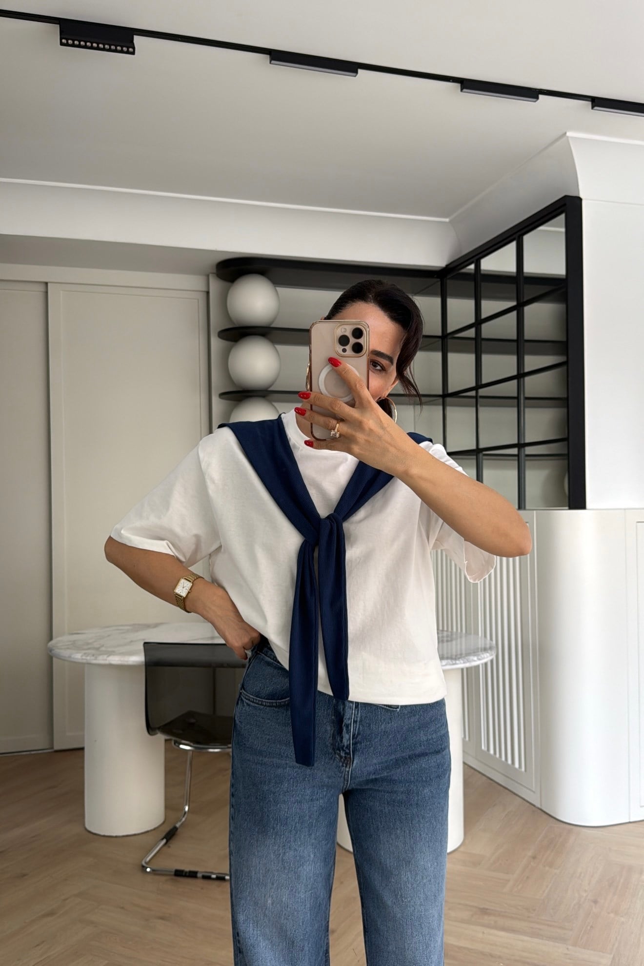 OMUZ DETAYLI LACİVERT RENKLİ BASİC TİŞÖRT BEYAZ 