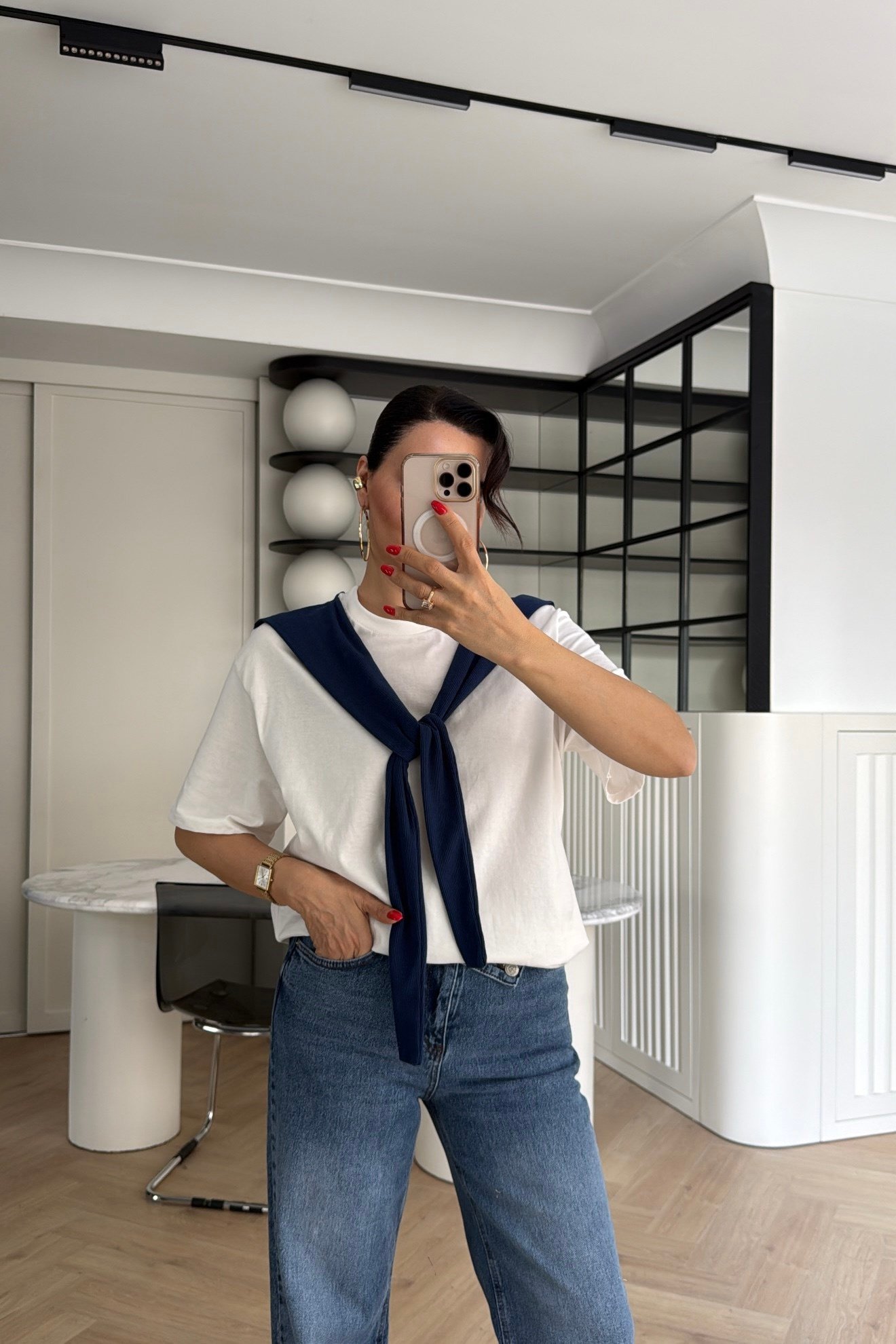 OMUZ DETAYLI LACİVERT RENKLİ BASİC TİŞÖRT BEYAZ 