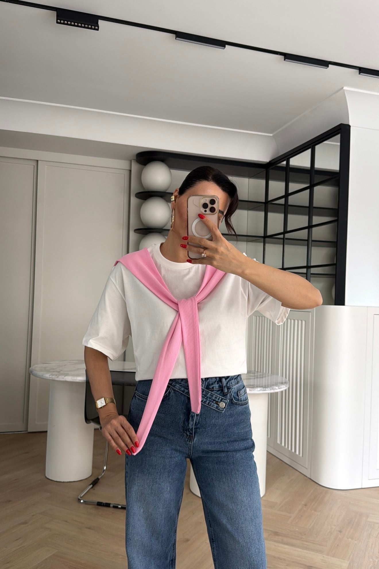 OMUZ DETAYLI PEMBE RENKLİ BASİC TİŞÖRT BEYAZ 